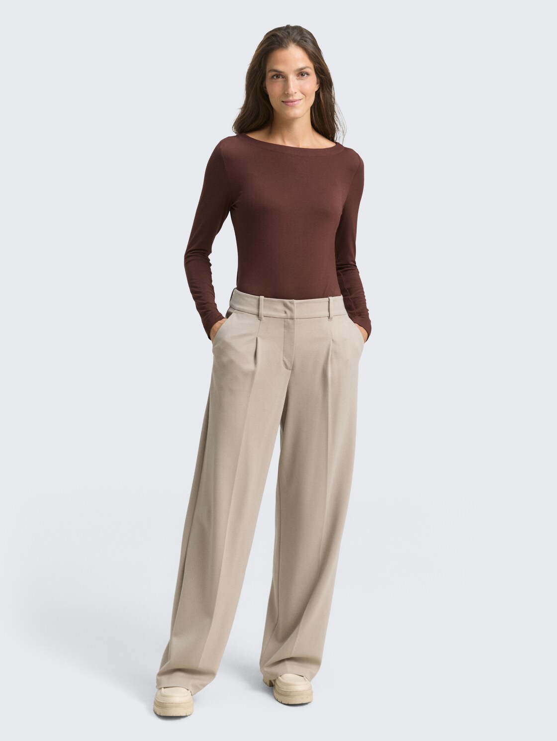 Slim Fit Langarmshirt mit U-Boot-Ausschnitt - dark pecan brown - Model-Vorderansicht