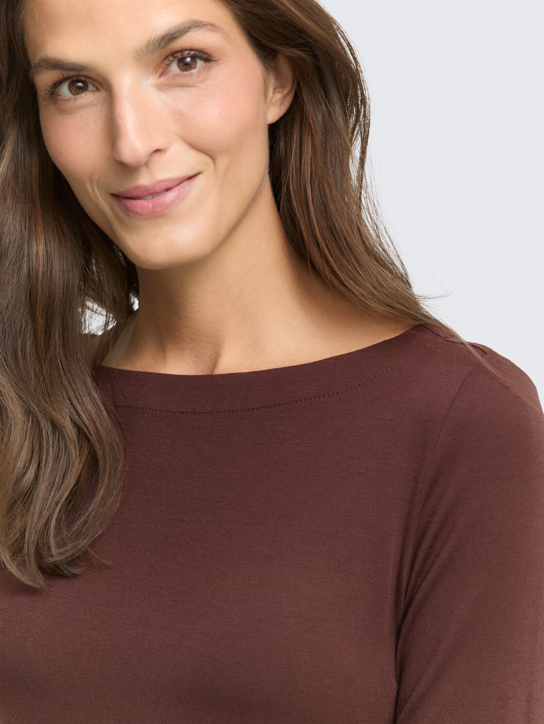 Slim Fit Langarmshirt mit U-Boot-Ausschnitt - dark pecan brown - Detail-Model-Ansicht