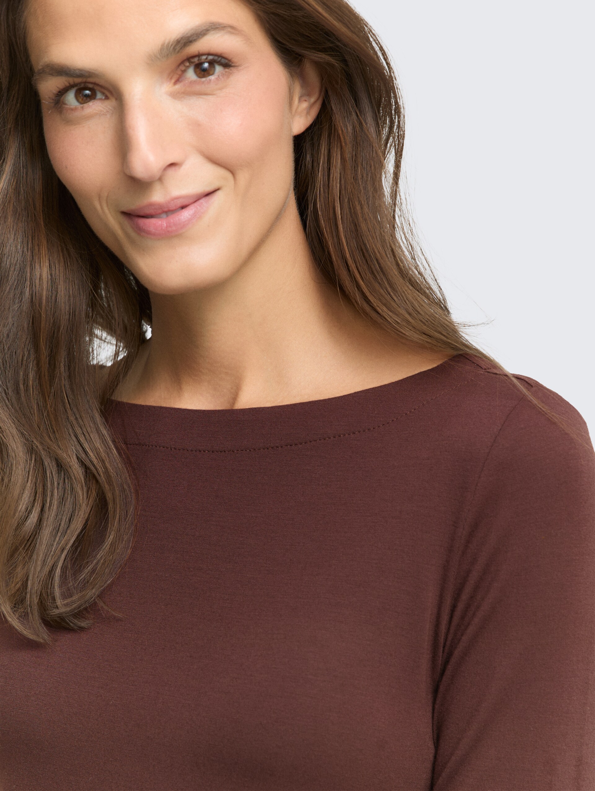 Slim Fit Langarmshirt mit U-Boot-Ausschnitt - dark pecan brown - Detail-Model-Ansicht
