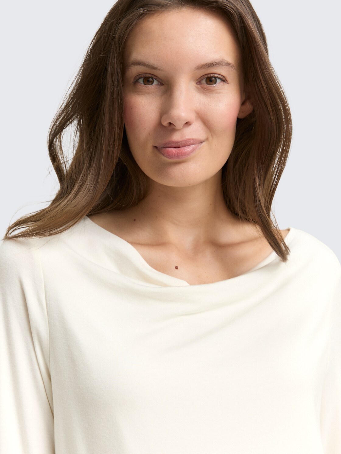 Langarmshirt mit Wasserfallkragen - Whisper White - Detail-Model-Ansicht