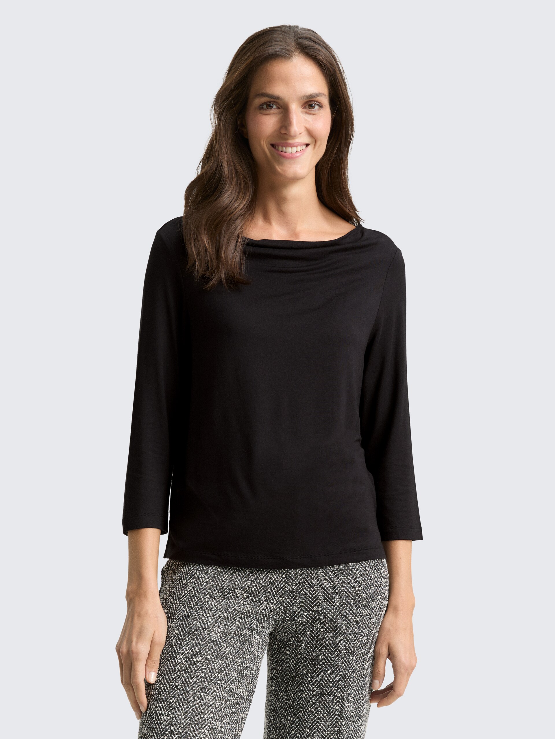 Langarmshirt mit Wasserfallkragen - deep black - Ausschnitt Model-Vorderansicht