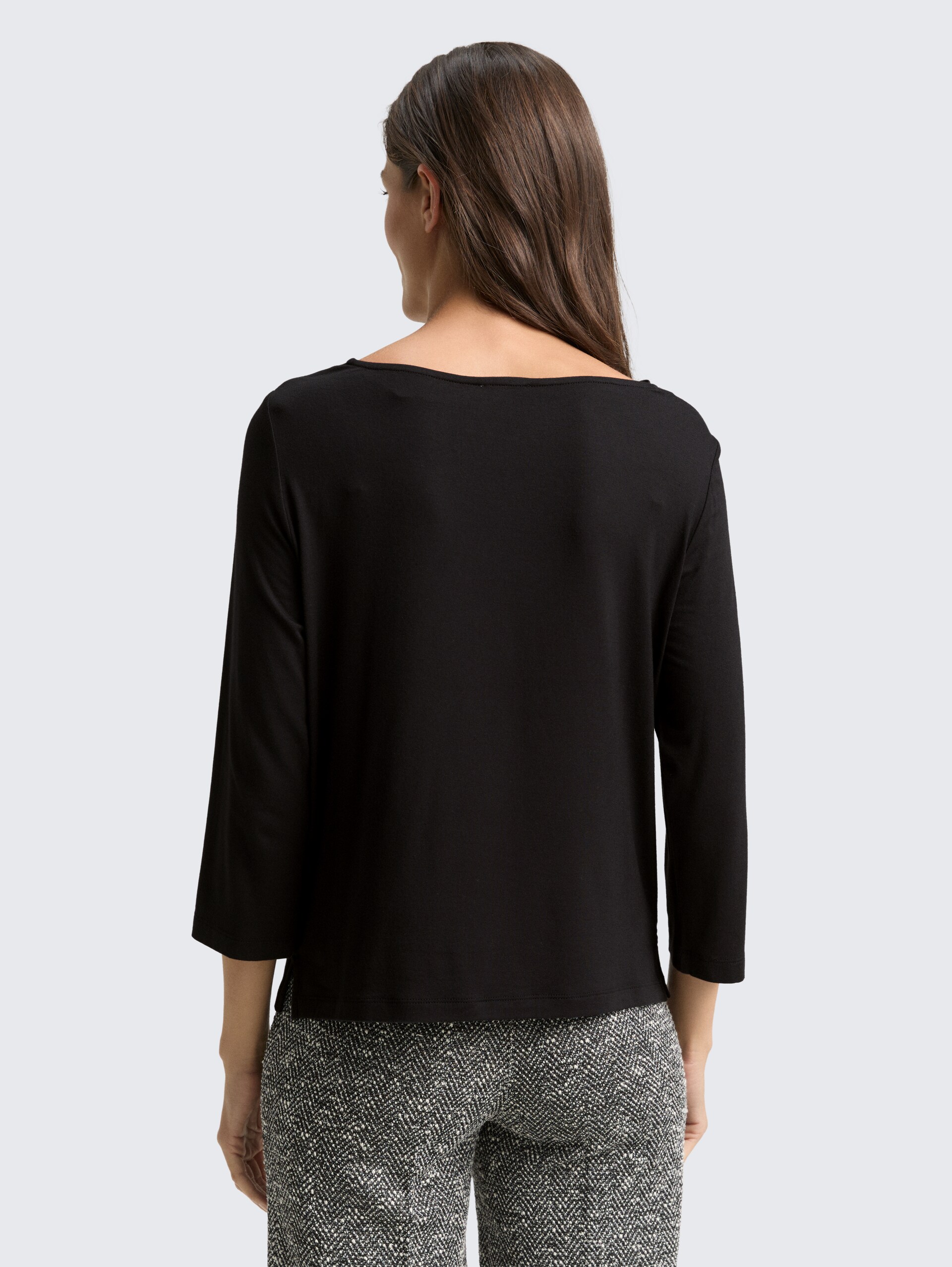 Langarmshirt mit Wasserfallkragen - deep black - Auschnitt Model-Rückansicht
