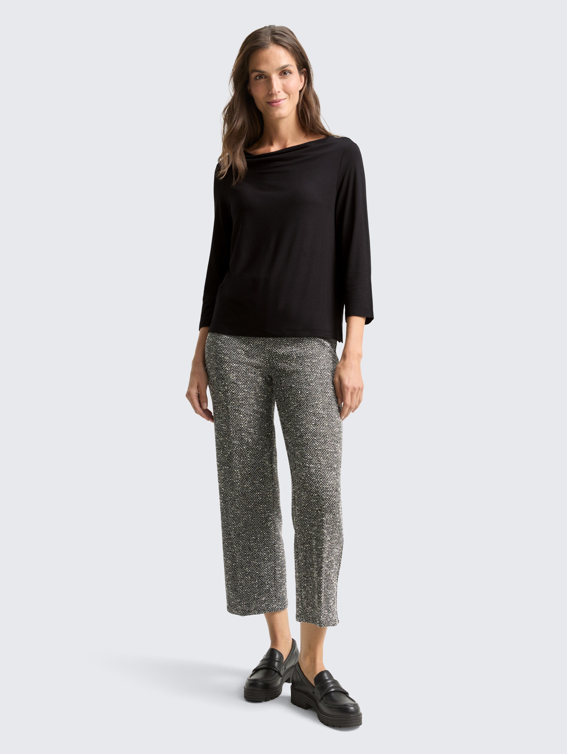 Langarmshirt mit Wasserfallkragen - deep black - Model-Vorderansicht