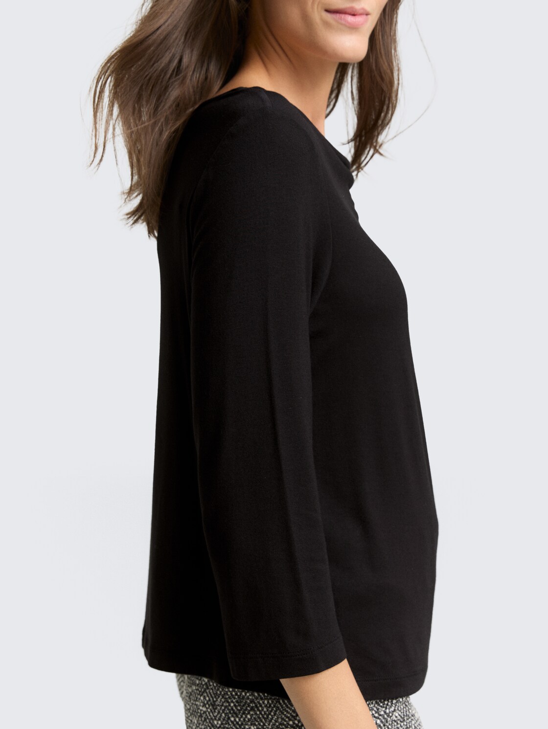 Langarmshirt mit Wasserfallkragen - deep black - Detail-Model-Ansicht