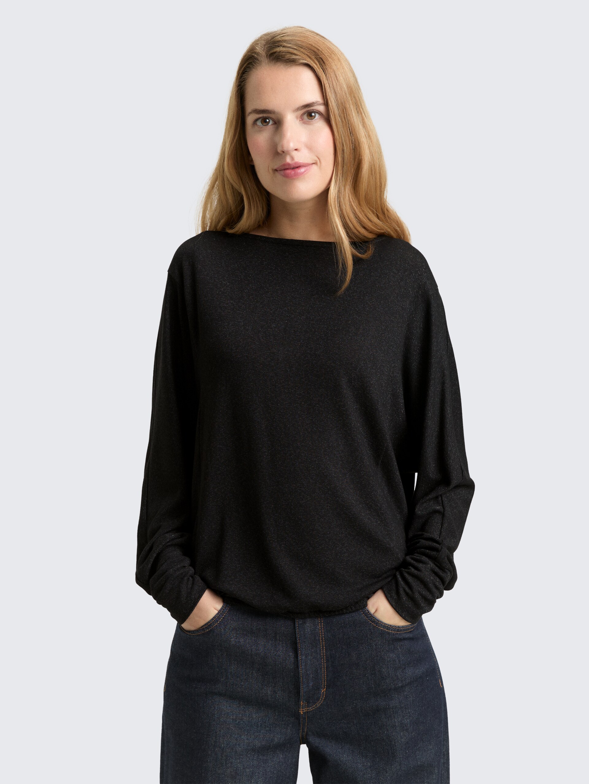 Loose Fit Langarmshirt mit Glitzer-Effekt - deep black - Ausschnitt Model-Vorderansicht