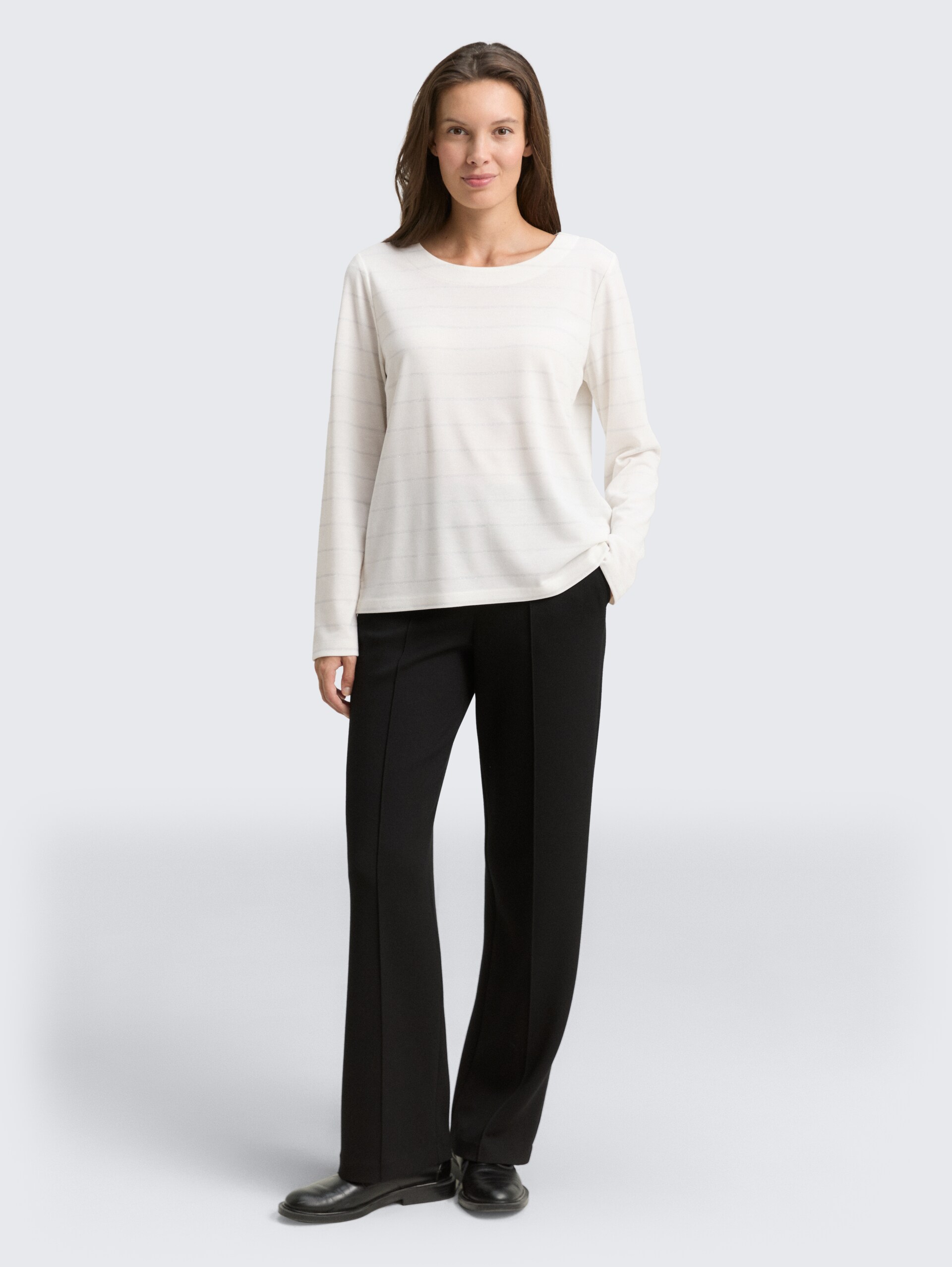 Langarmshirt mit Glitzer-Streifenmuster - white stripe with lurex - Model-Vorderansicht