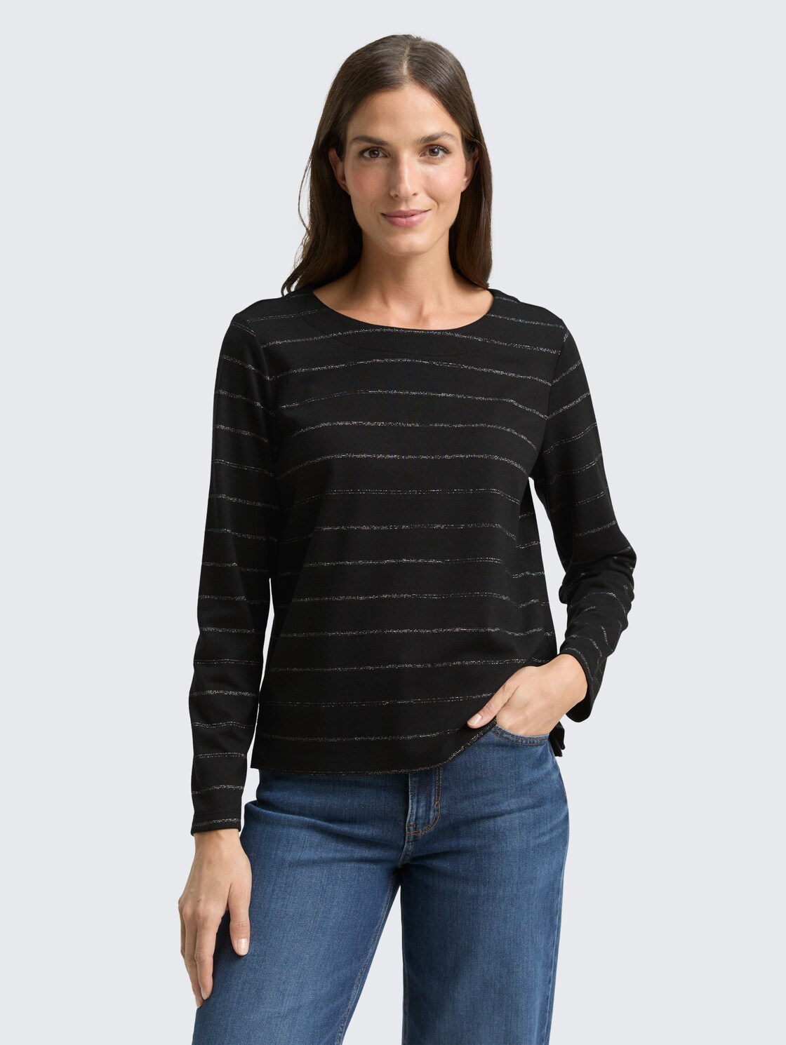 Langarmshirt mit Glitzer-Streifenmuster - black stripe with lurex - Ausschnitt Model-Vorderansicht