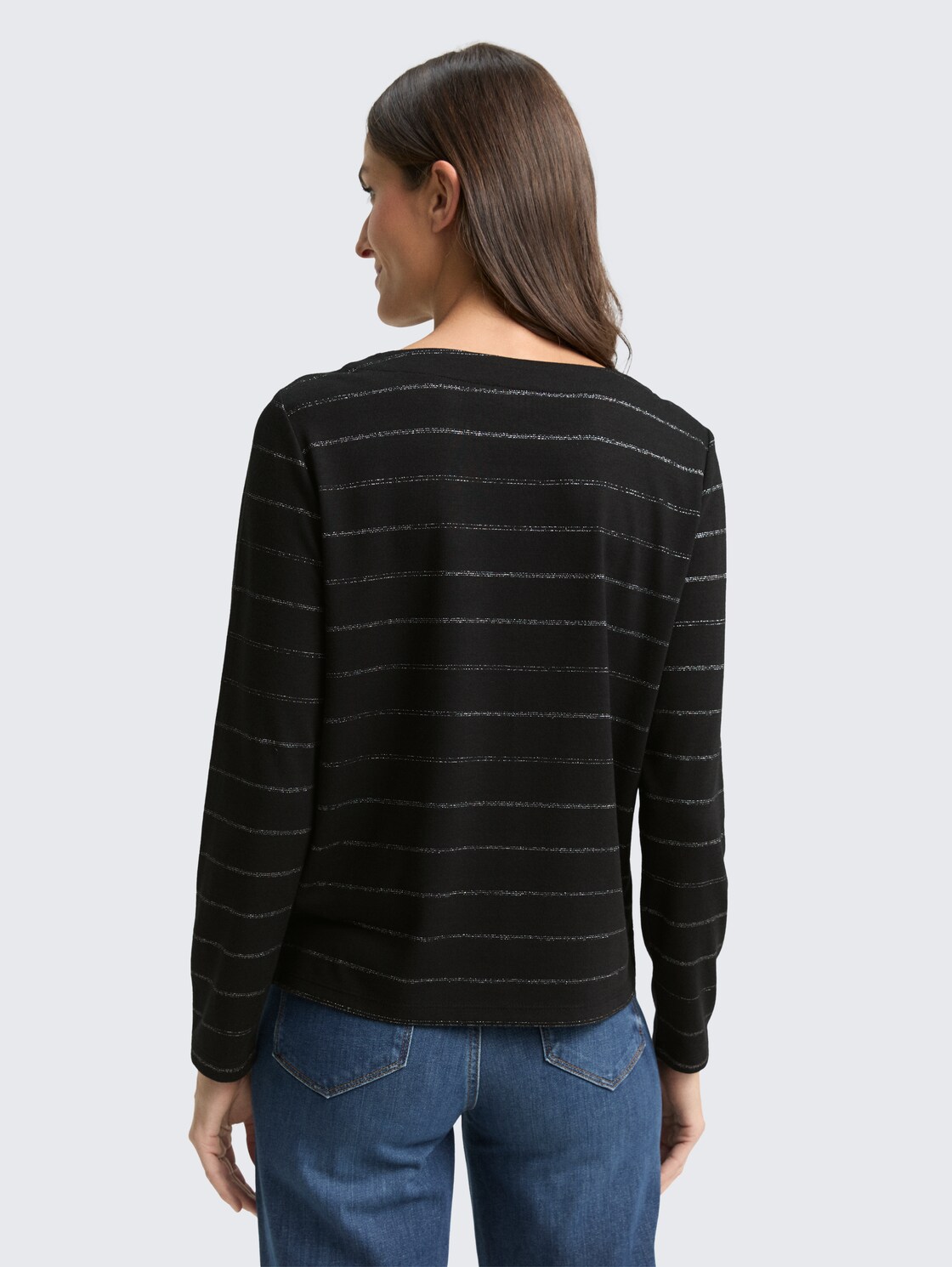 Langarmshirt mit Glitzer-Streifenmuster - black stripe with lurex - Auschnitt Model-Rückansicht