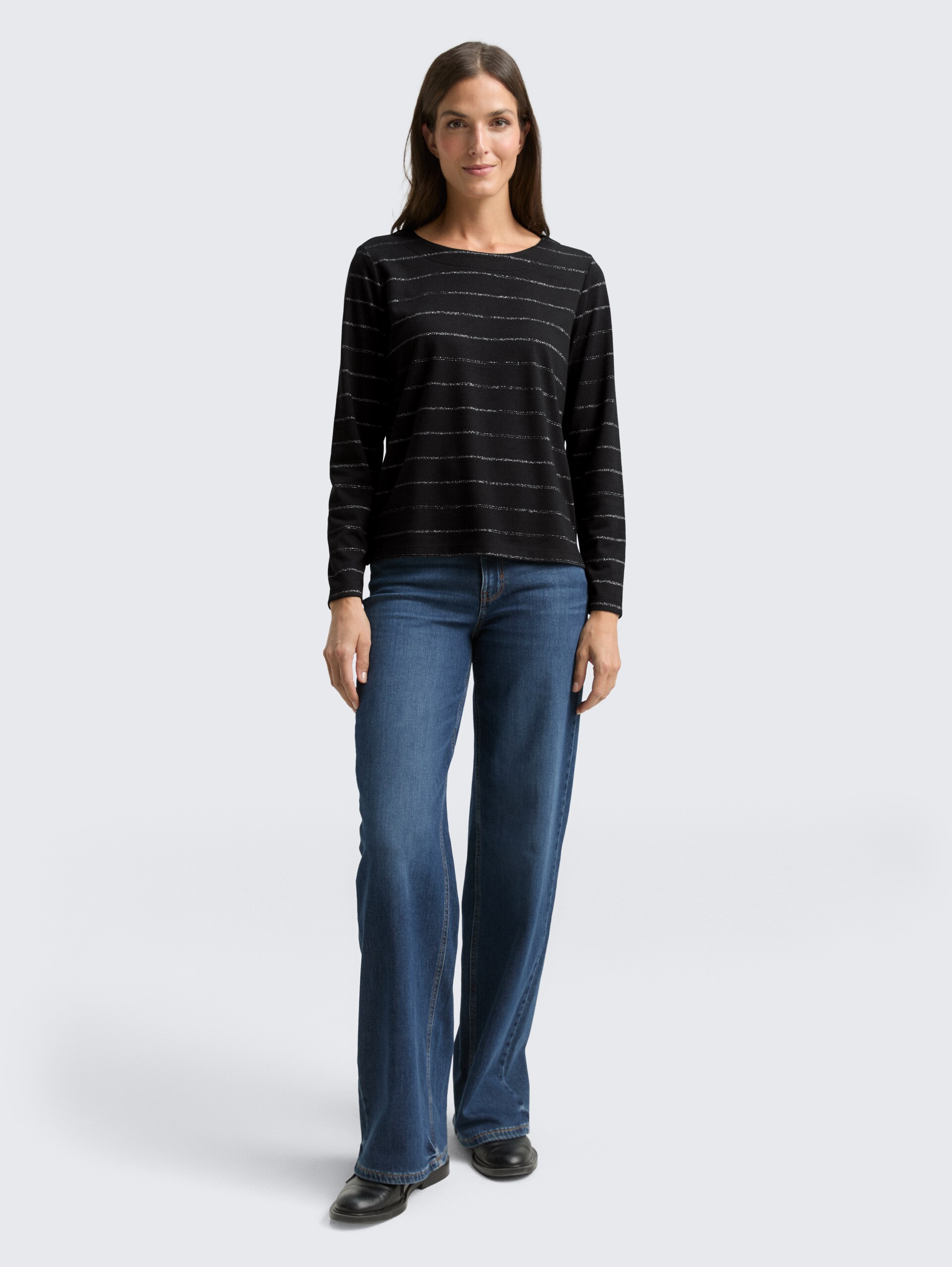 Langarmshirt mit Glitzer-Streifenmuster - black stripe with lurex - Model-Vorderansicht