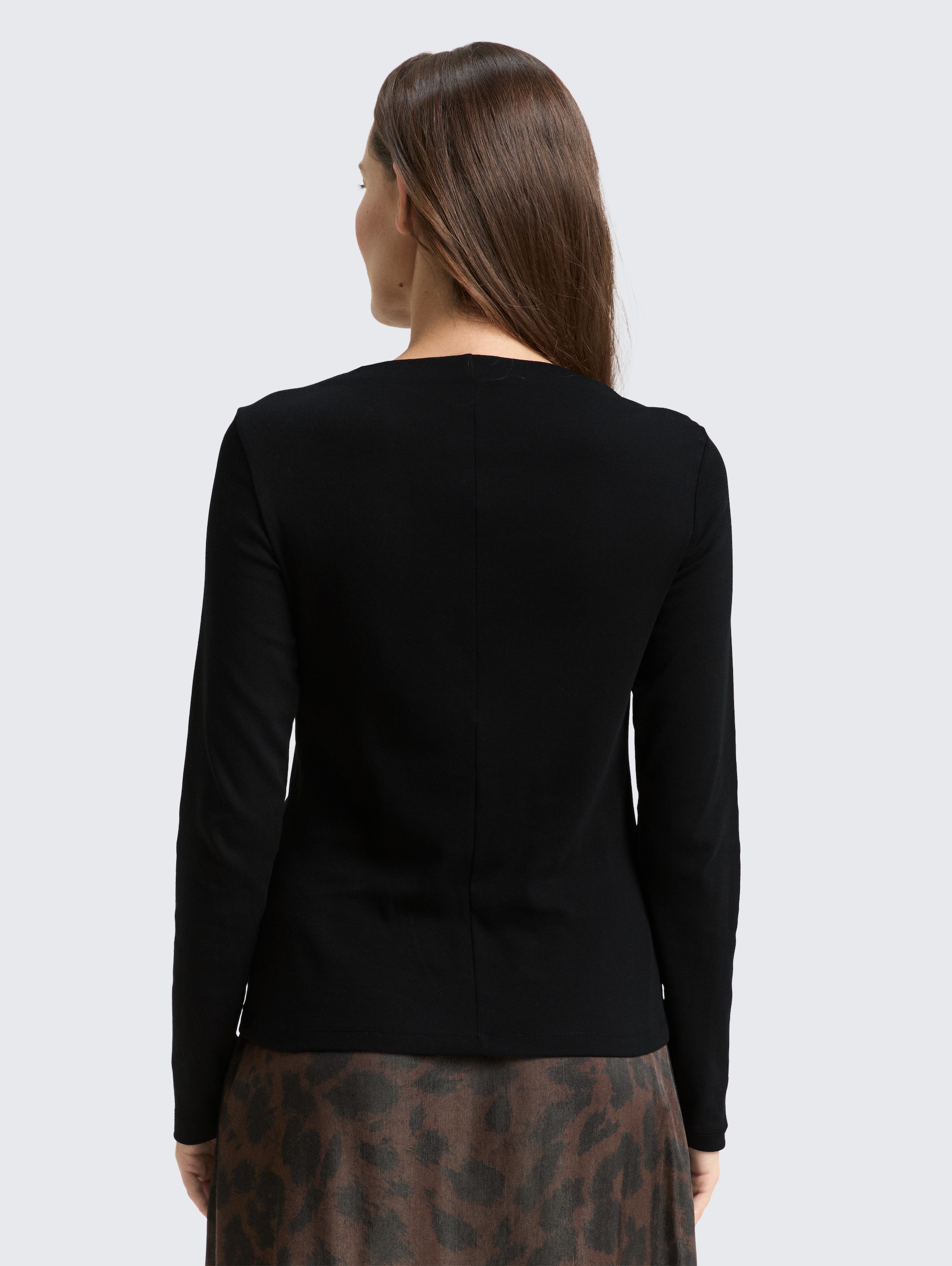 Slim Fit Langarmshirt - deep black - Auschnitt Model-Rückansicht
