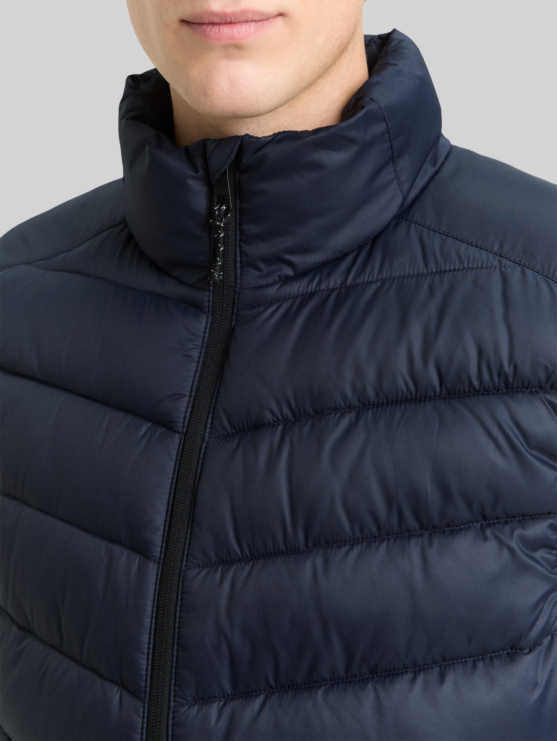 Lightweight quilted waistcoat with stand-up collar - sky captain blue - Detail model view