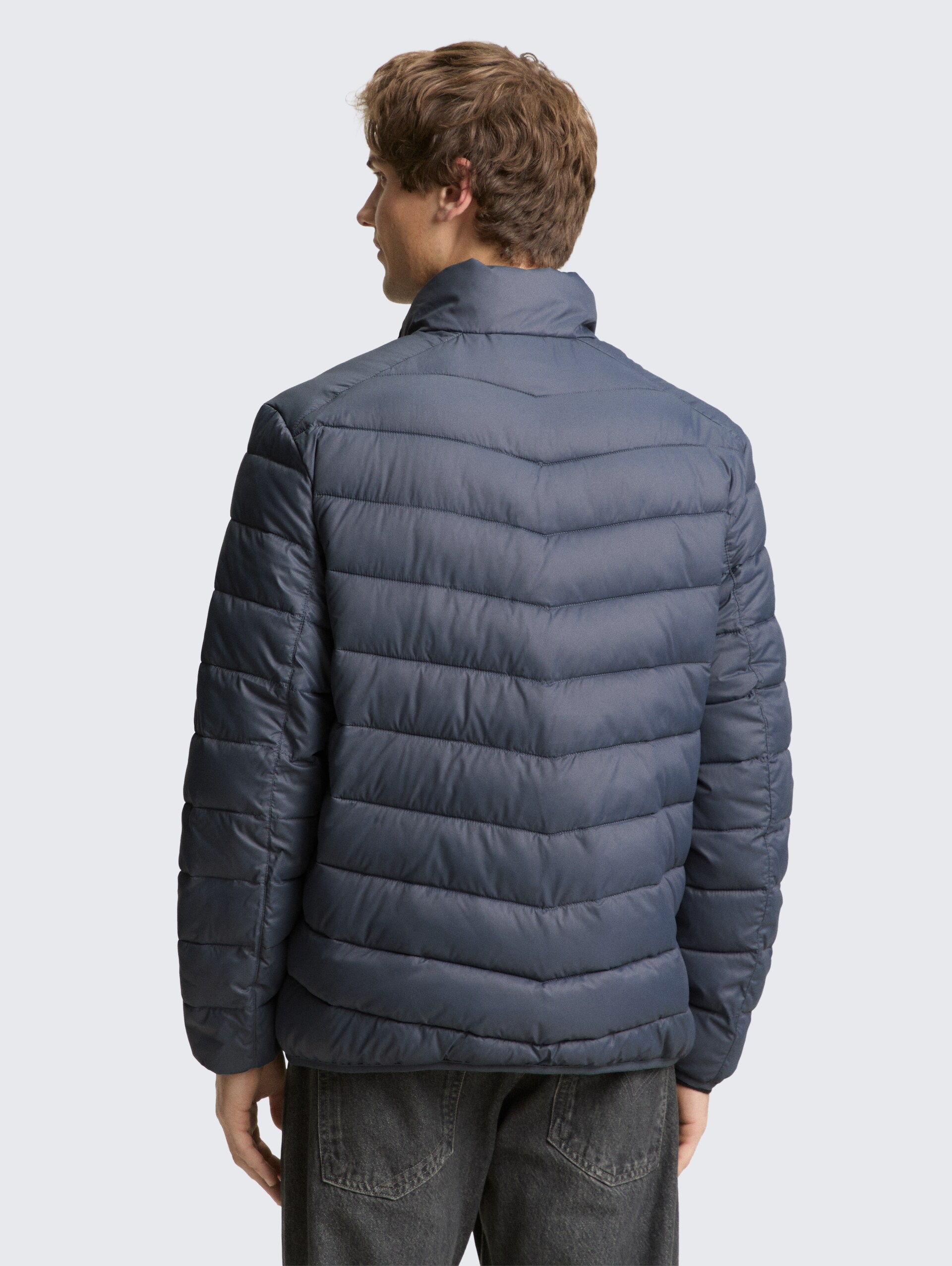 Lichtgewicht gewatteerd jack met opstaande kraag - urban medium grey - Model-achteraanzicht