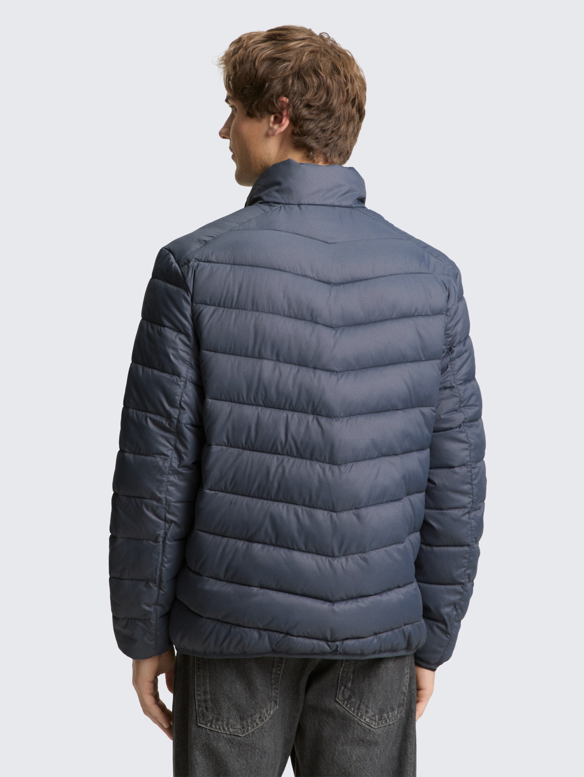 Lightweight Steppjacke mit Stehkragen - urban medium grey - Model-Rückansicht