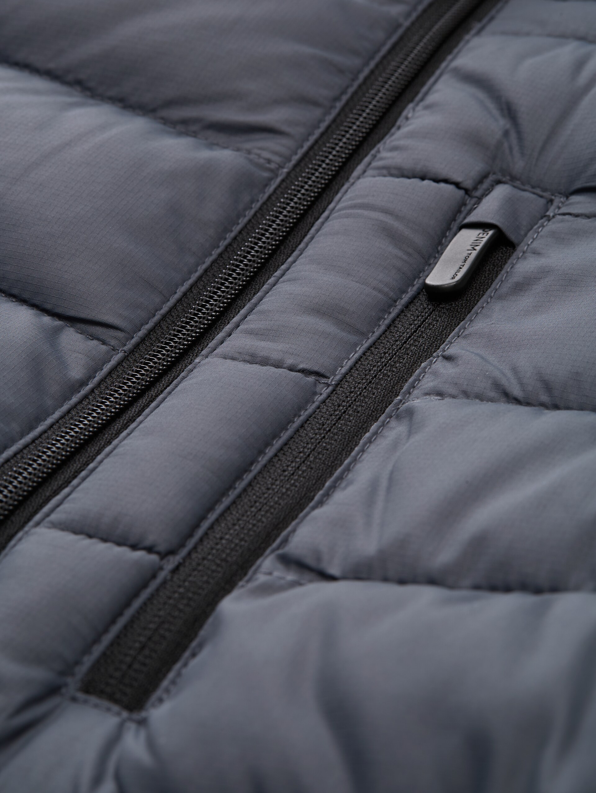 Lichtgewicht gewatteerd jack met opstaande kraag - urban medium grey - Detailaanzicht product