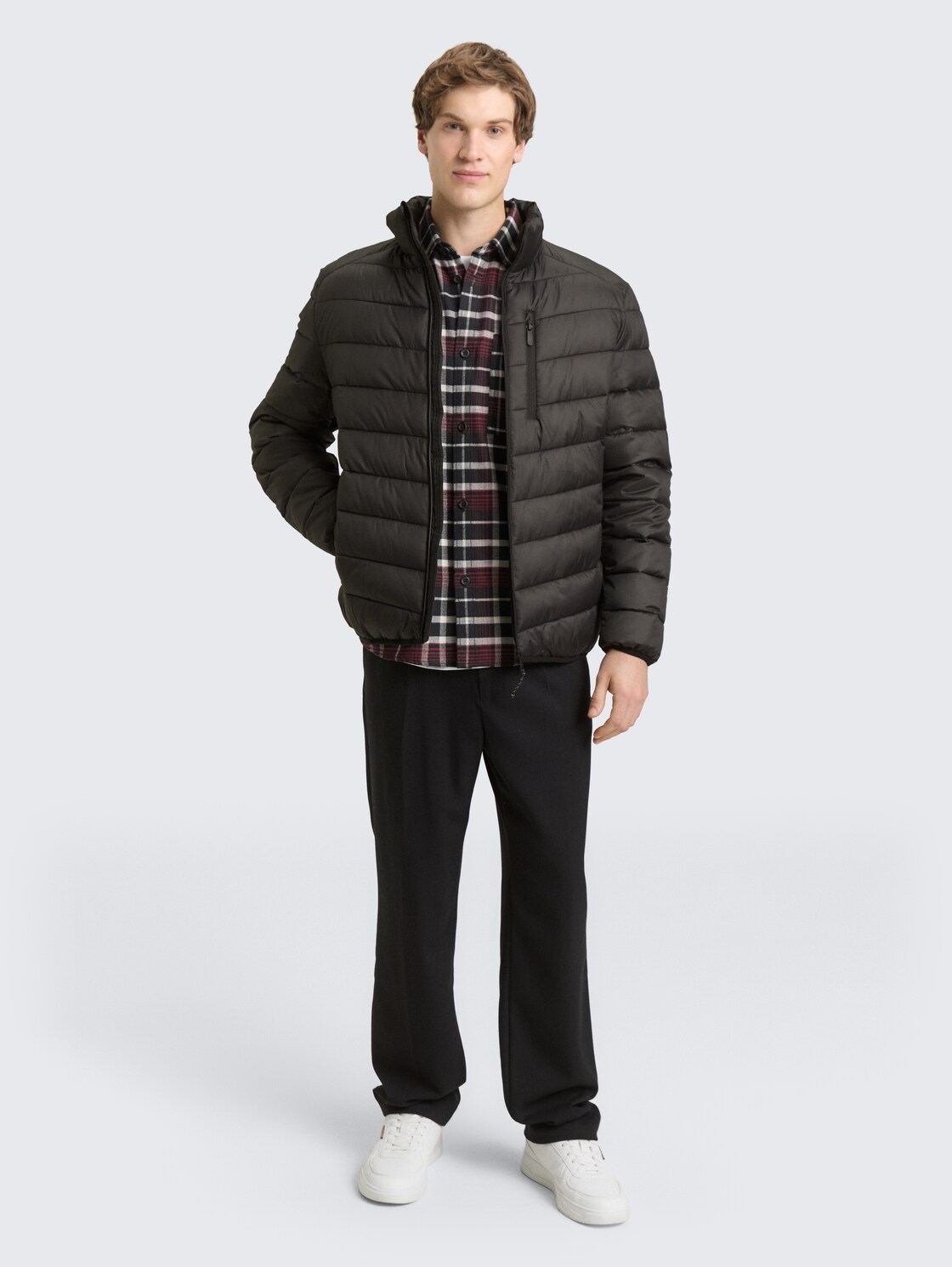 Lightweight Steppjacke mit Stehkragen - Black - seitliche Model-Ansicht