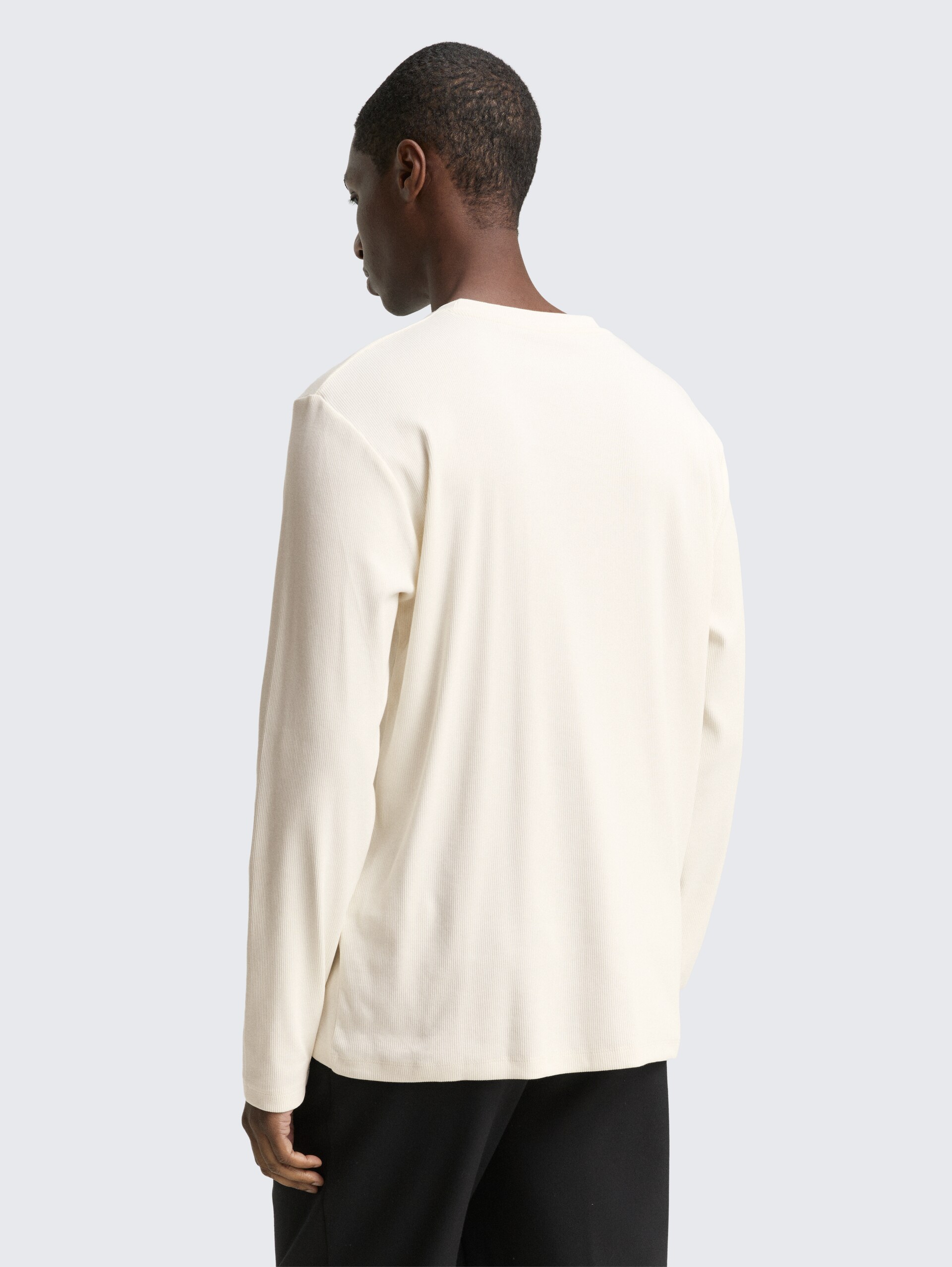 Langarmshirt mit Rippstruktur - Wool White - Auschnitt Model-Rückansicht