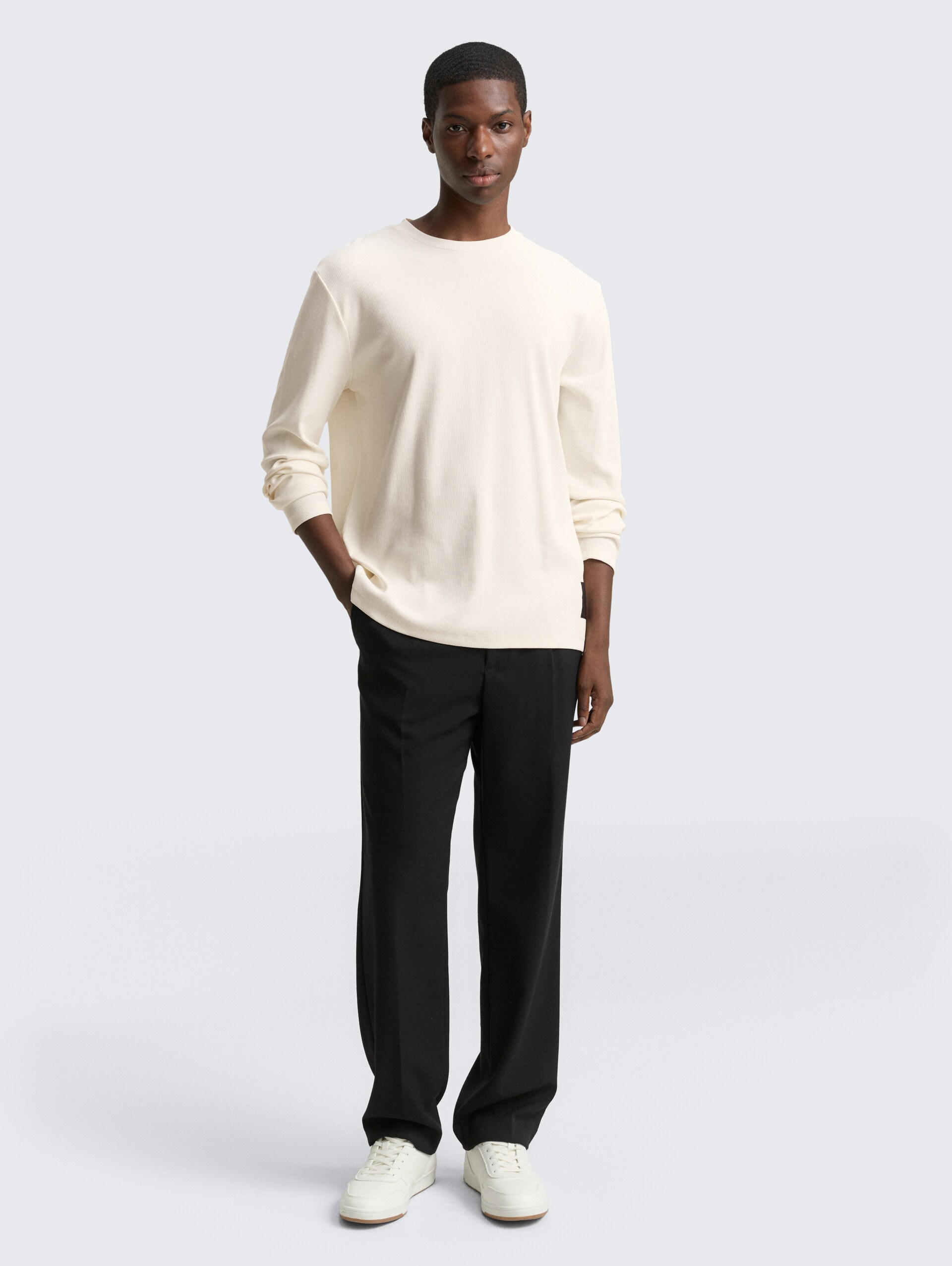 Langarmshirt mit Rippstruktur - Wool White - Model-Vorderansicht