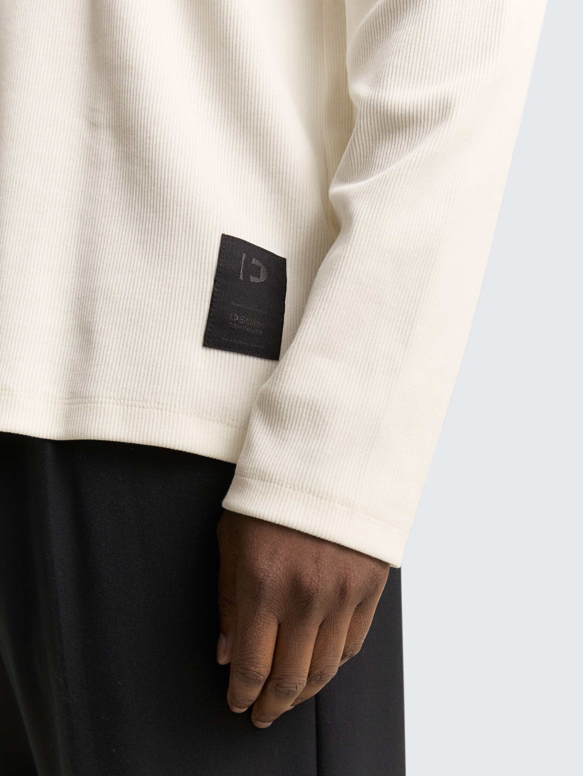 Langarmshirt mit Rippstruktur - Wool White - Detail-Model-Ansicht