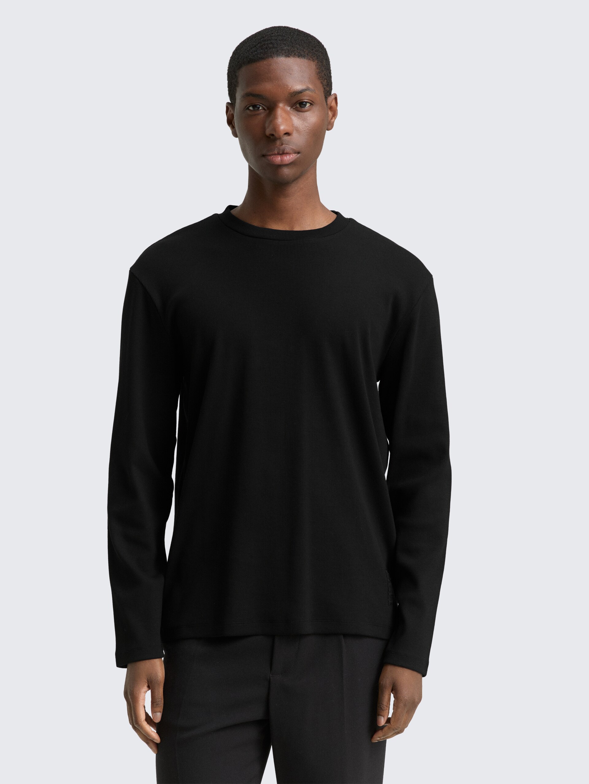 Langarmshirt mit Rippstruktur - Black - Ausschnitt Model-Vorderansicht