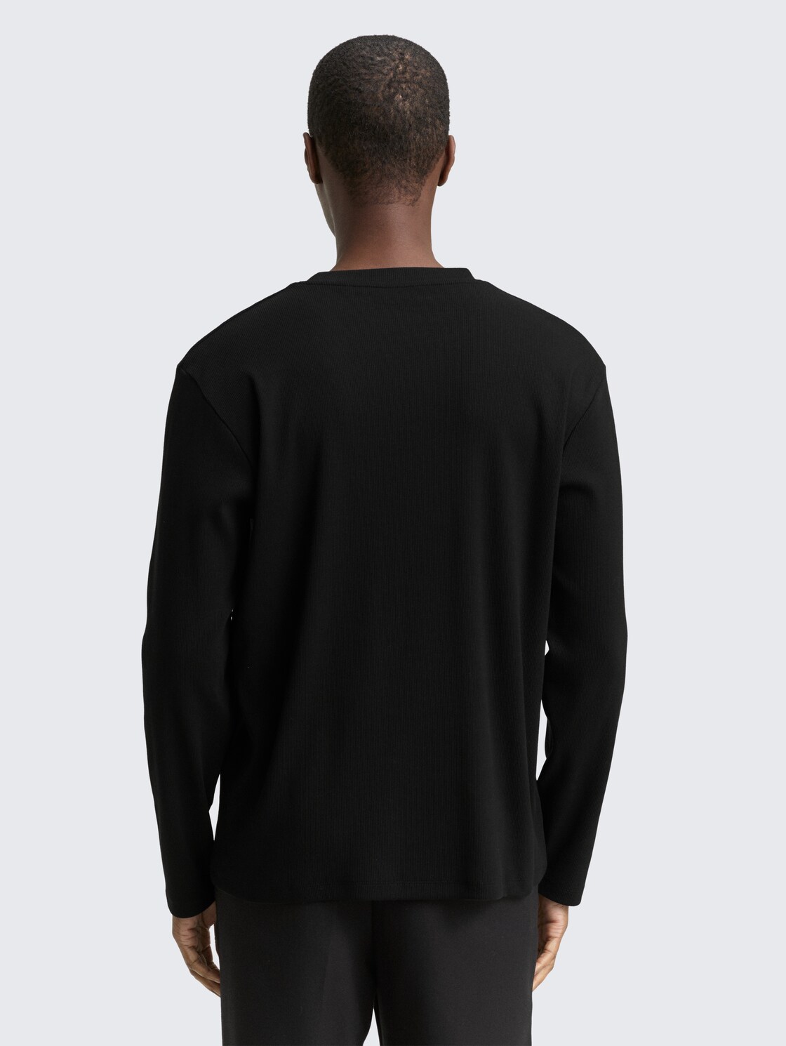 Langarmshirt mit Rippstruktur - Black - Auschnitt Model-Rückansicht