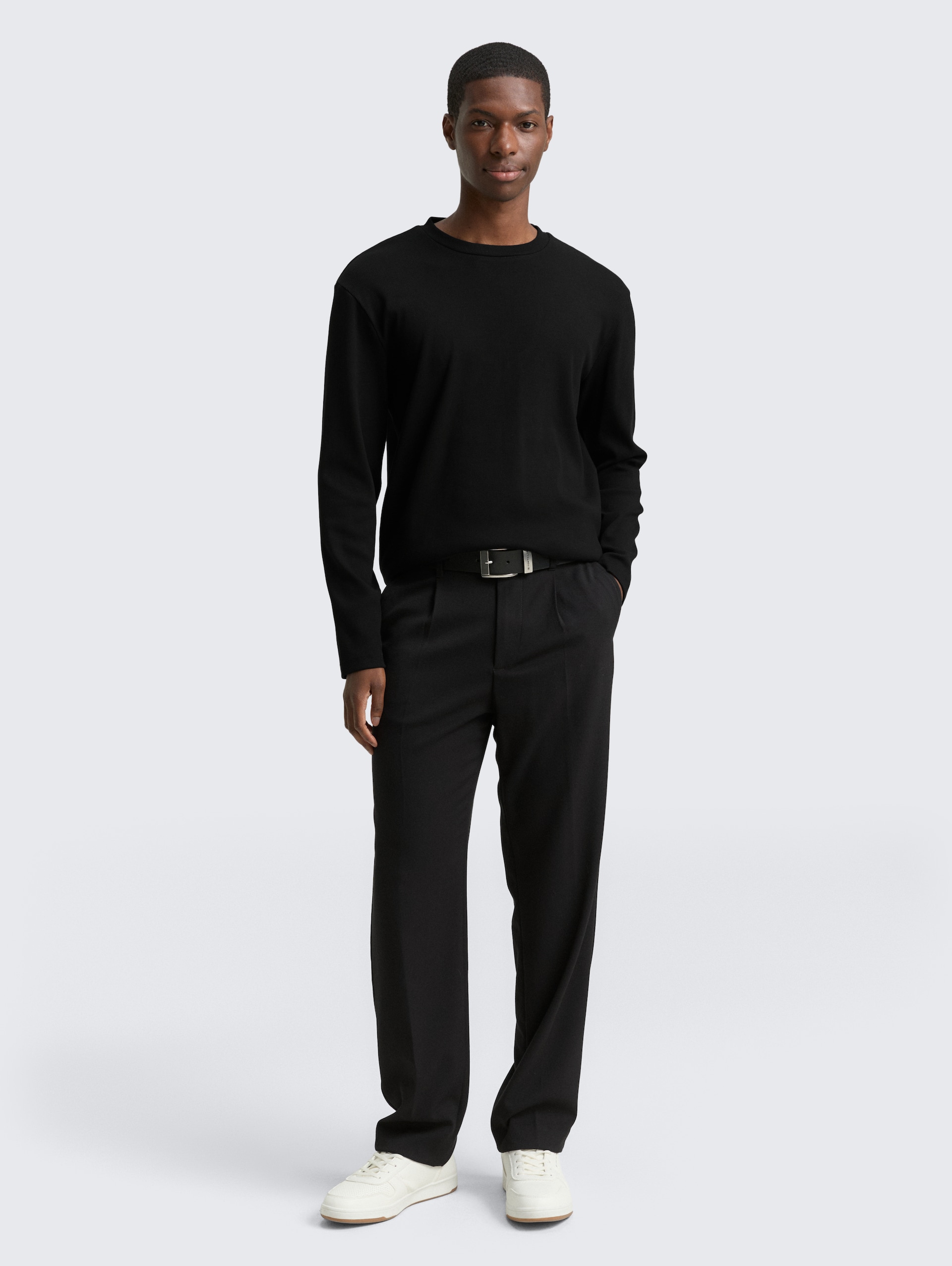Langarmshirt mit Rippstruktur - Black - Model-Vorderansicht
