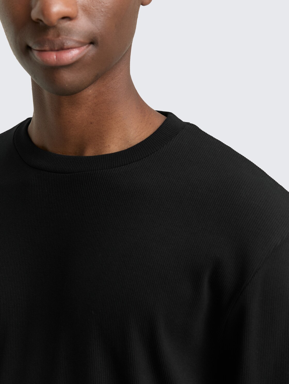Langarmshirt mit Rippstruktur - Black - Detail-Model-Ansicht