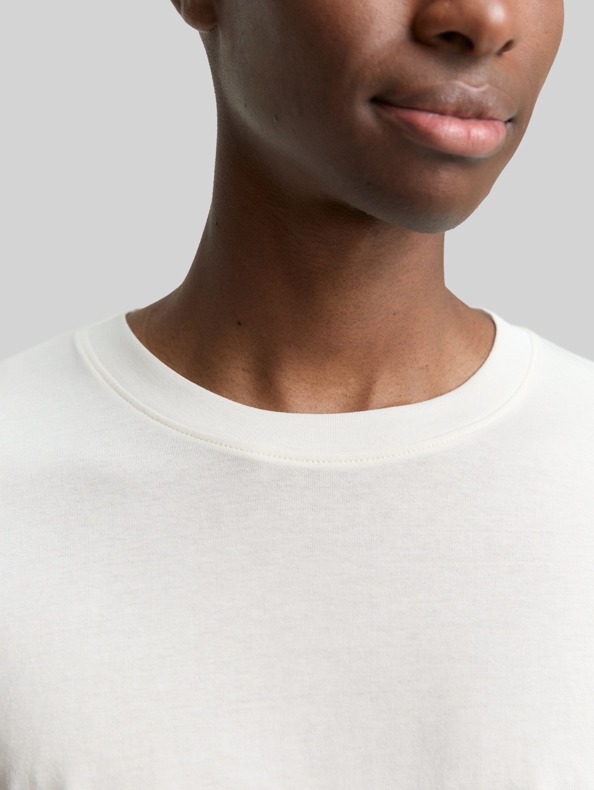 Basic katoenen shirt met lange mouwen - Wool White - Detailaanzicht model