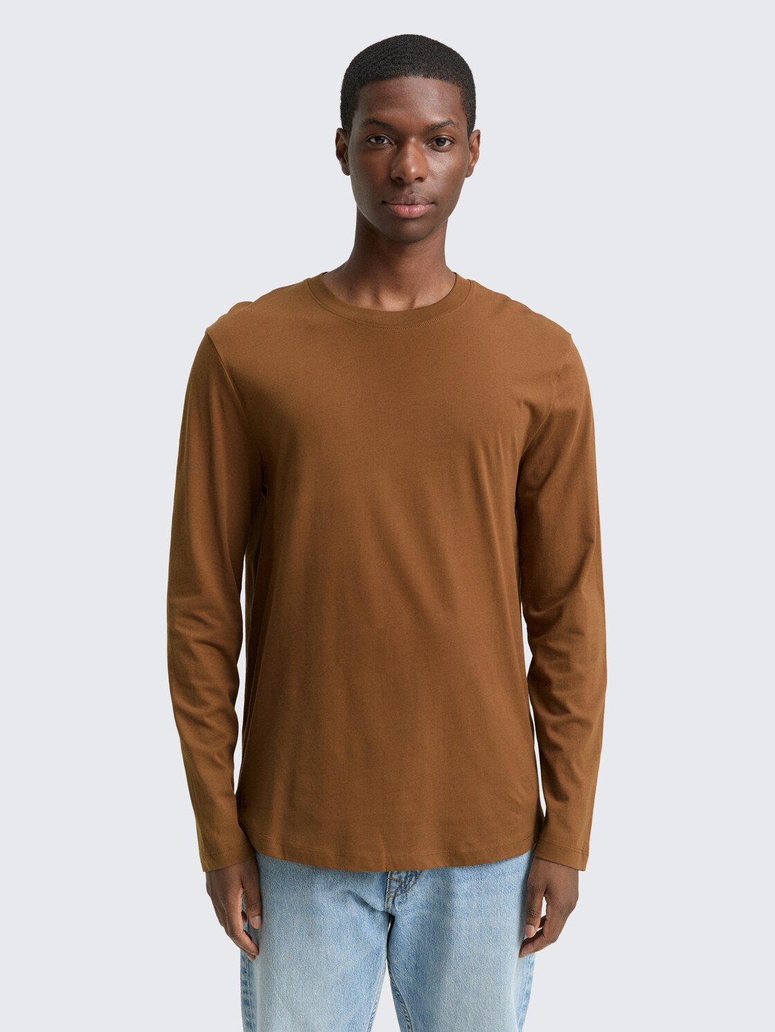 Basic Langarmshirt aus Baumwolle - Golden Clay - Ausschnitt Model-Vorderansicht