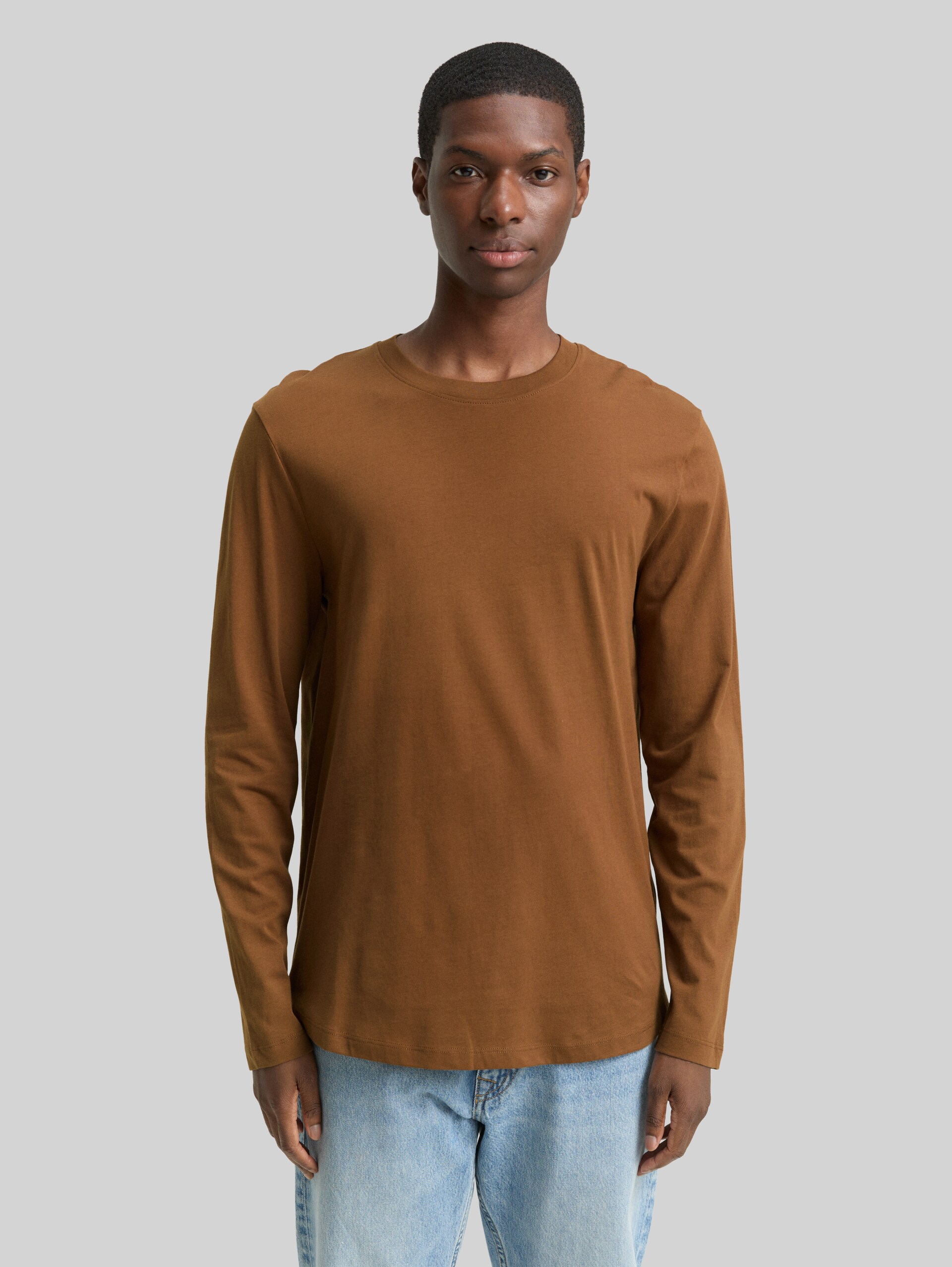 Basic Langarmshirt aus Baumwolle - Golden Clay - Ausschnitt Model-Vorderansicht