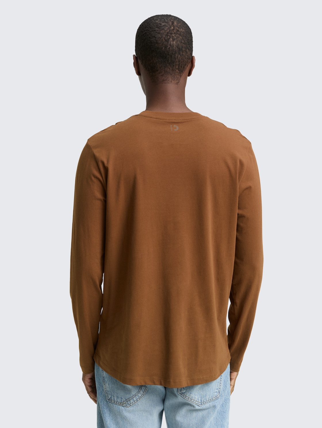 Basic Langarmshirt aus Baumwolle - Golden Clay - Auschnitt Model-Rückansicht
