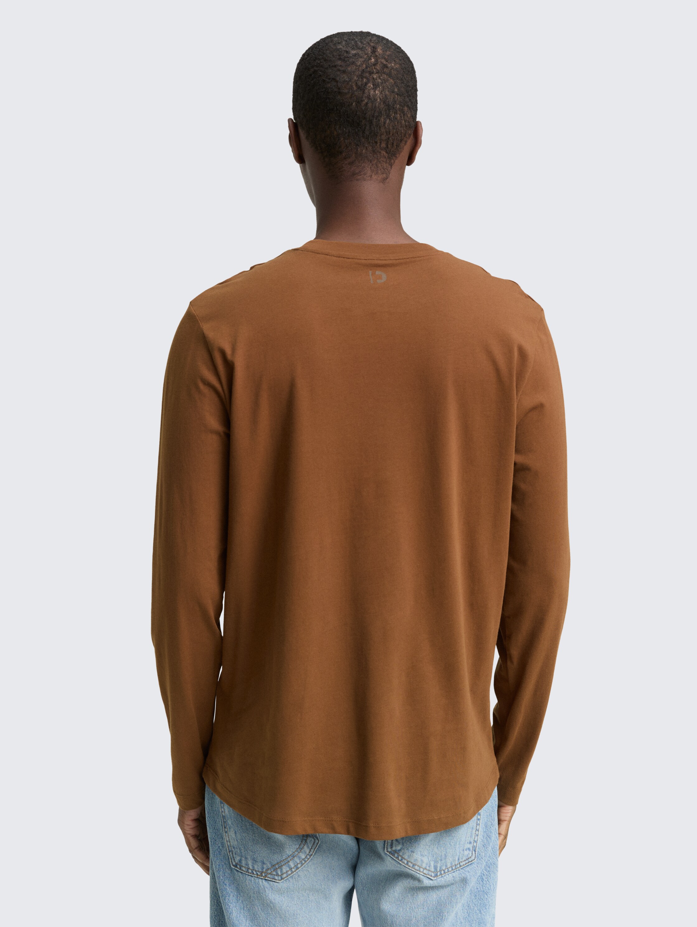Basic Langarmshirt aus Baumwolle - Golden Clay - Auschnitt Model-Rückansicht