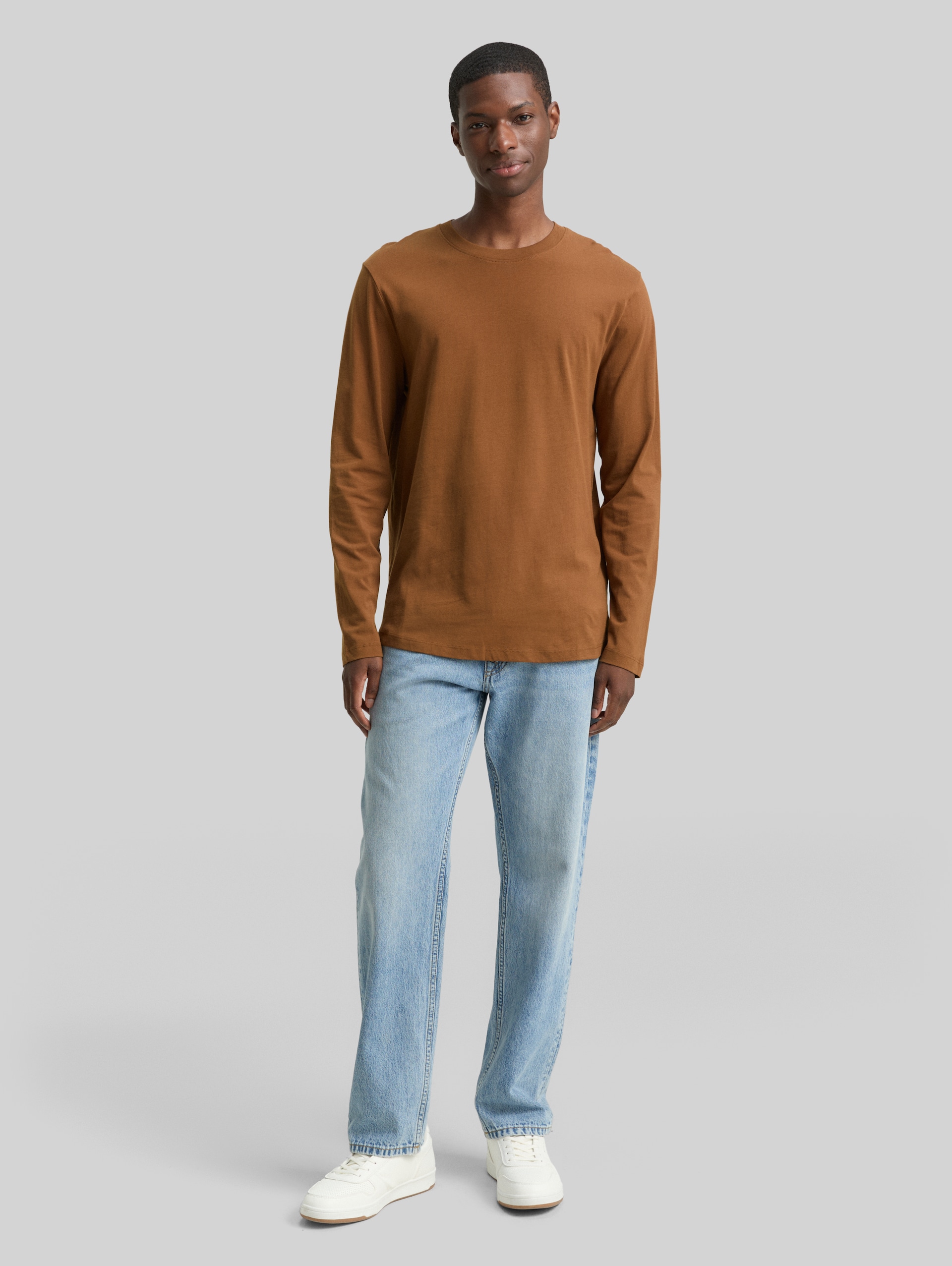 Basic Langarmshirt aus Baumwolle - Golden Clay - Model-Vorderansicht