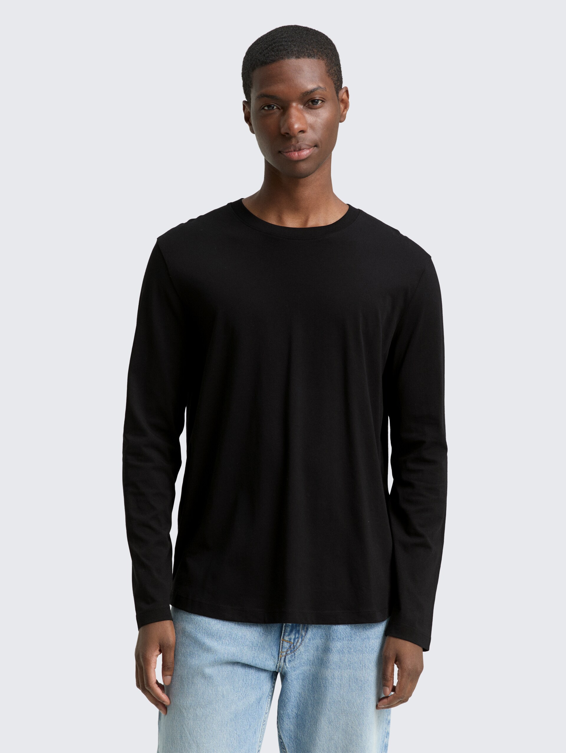 Basic Langarmshirt aus Baumwolle - Black - Ausschnitt Model-Vorderansicht