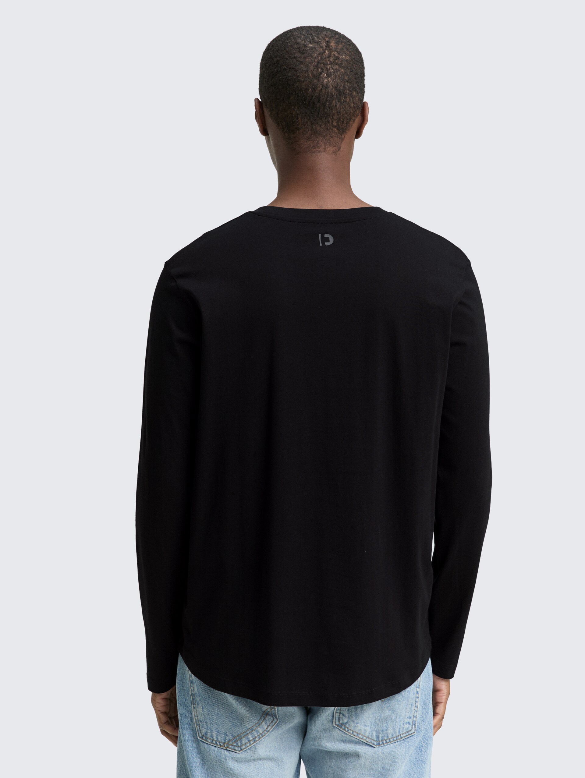 Basic Langarmshirt aus Baumwolle - Black - Auschnitt Model-Rückansicht