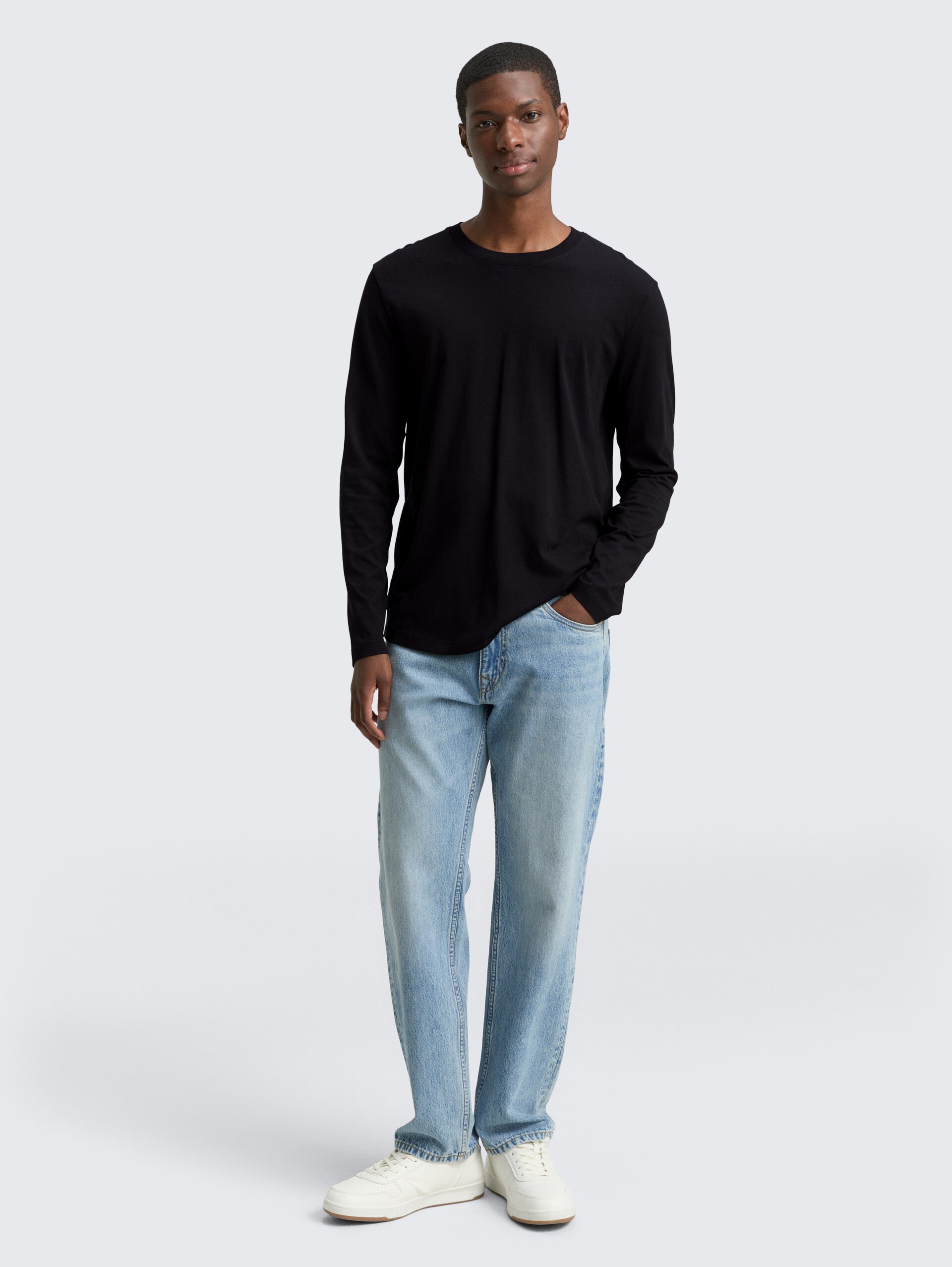 Basic Langarmshirt aus Baumwolle - Black - Model-Vorderansicht