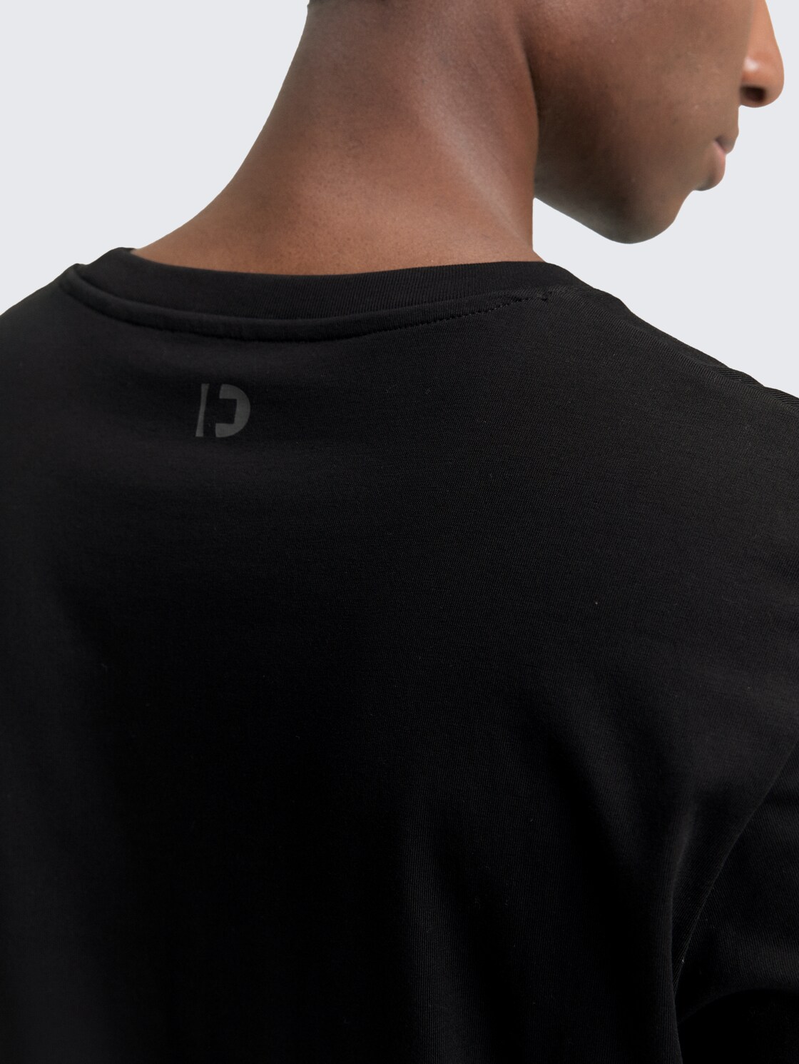 Basic Langarmshirt aus Baumwolle - Black - Detail-Model-Ansicht