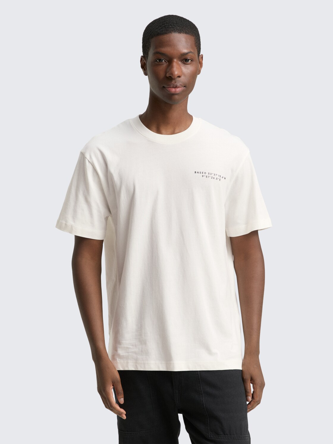 Relaxed Fit T-Shirt mit Print - Wool White - Ausschnitt Model-Vorderansicht