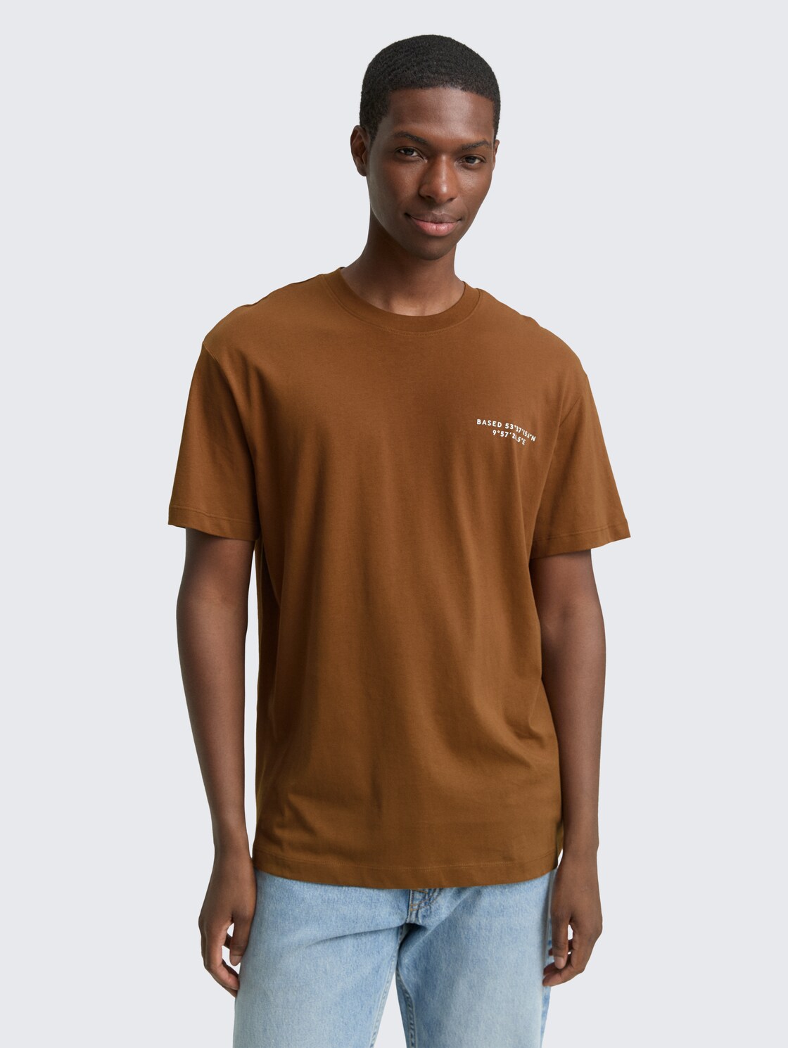 Relaxed Fit T-Shirt mit Print - Golden Clay - Ausschnitt Model-Vorderansicht