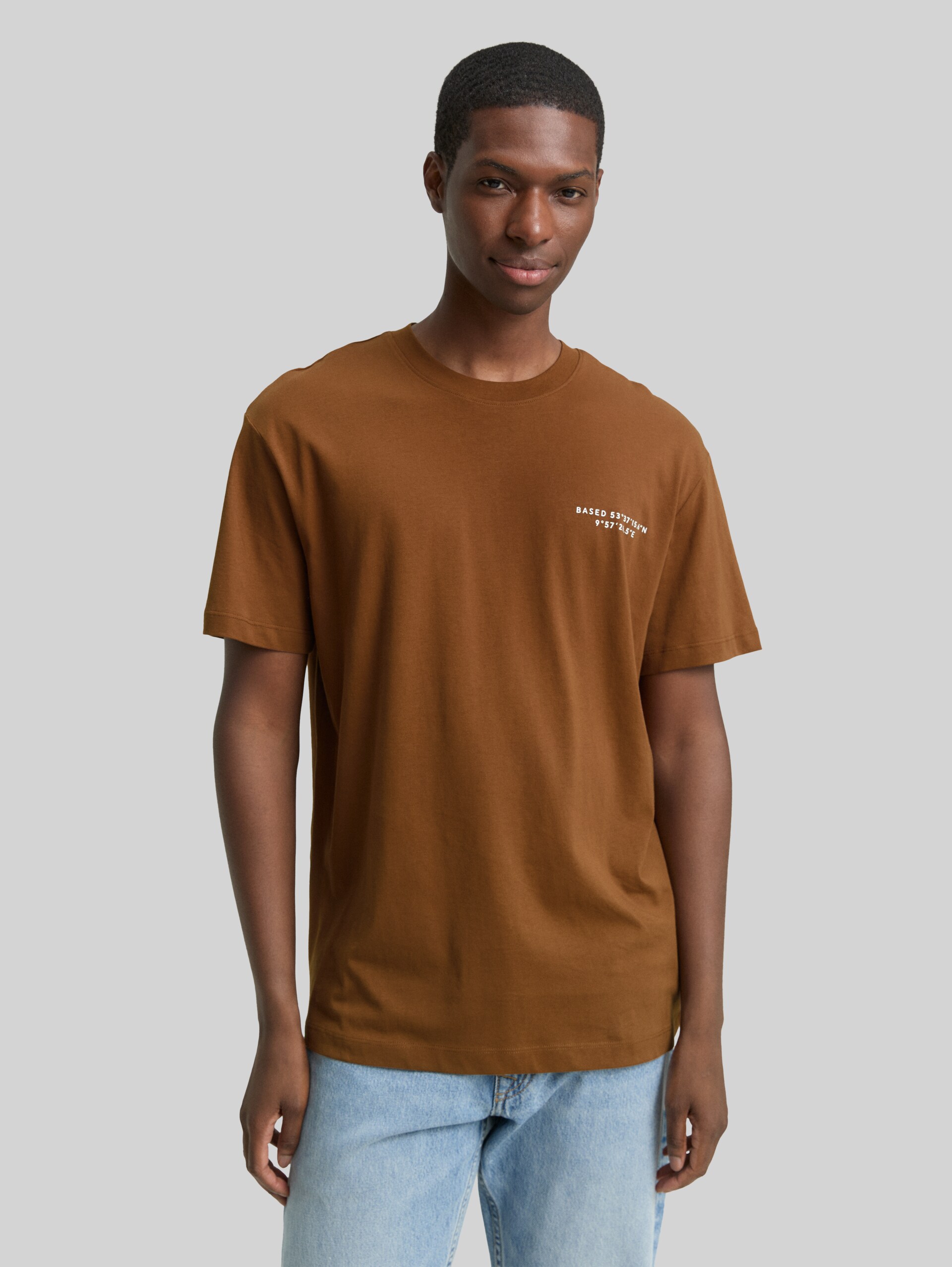 Relaxed fit T-shirt with print - Golden Clay - Neckline model front view