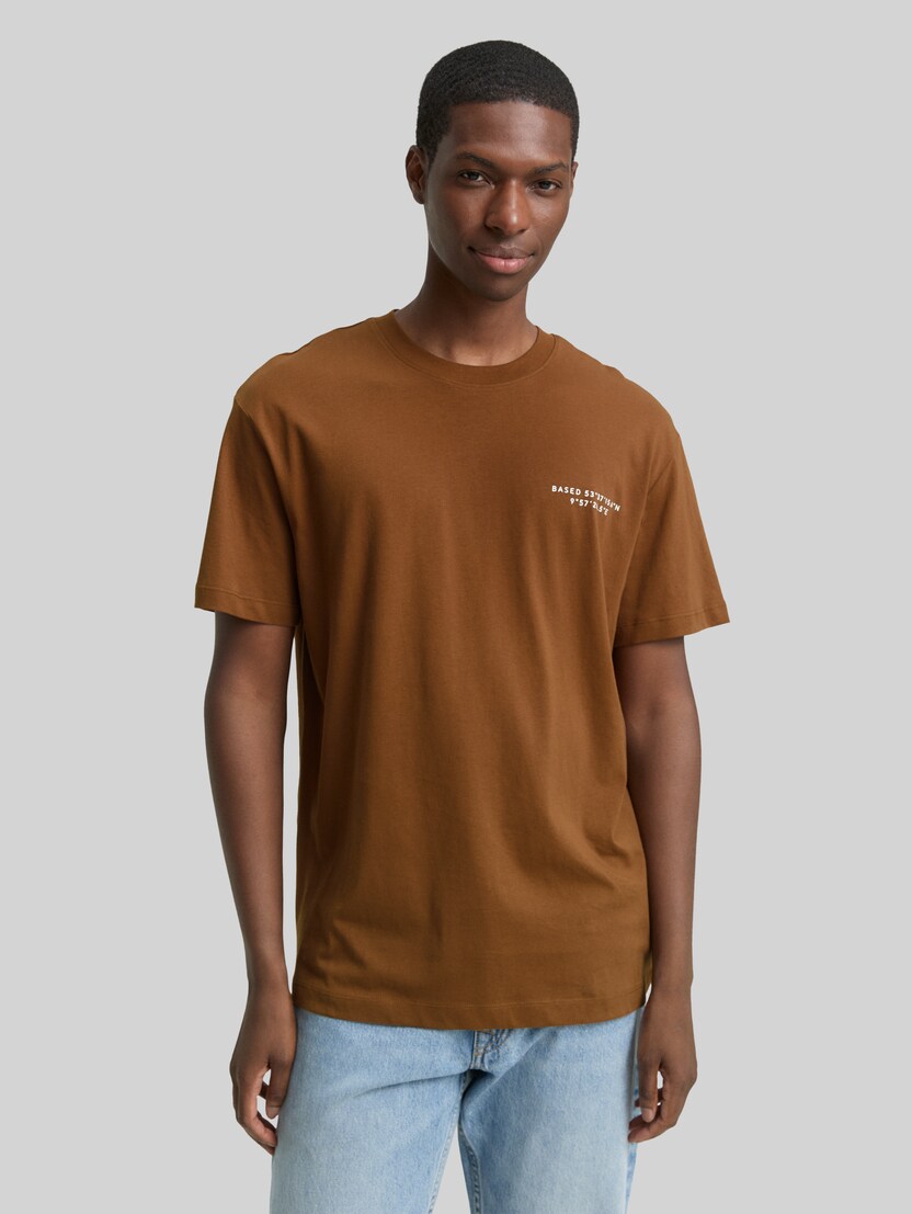 Relaxed fit T-shirt met print door Denim Male, Golden Clay