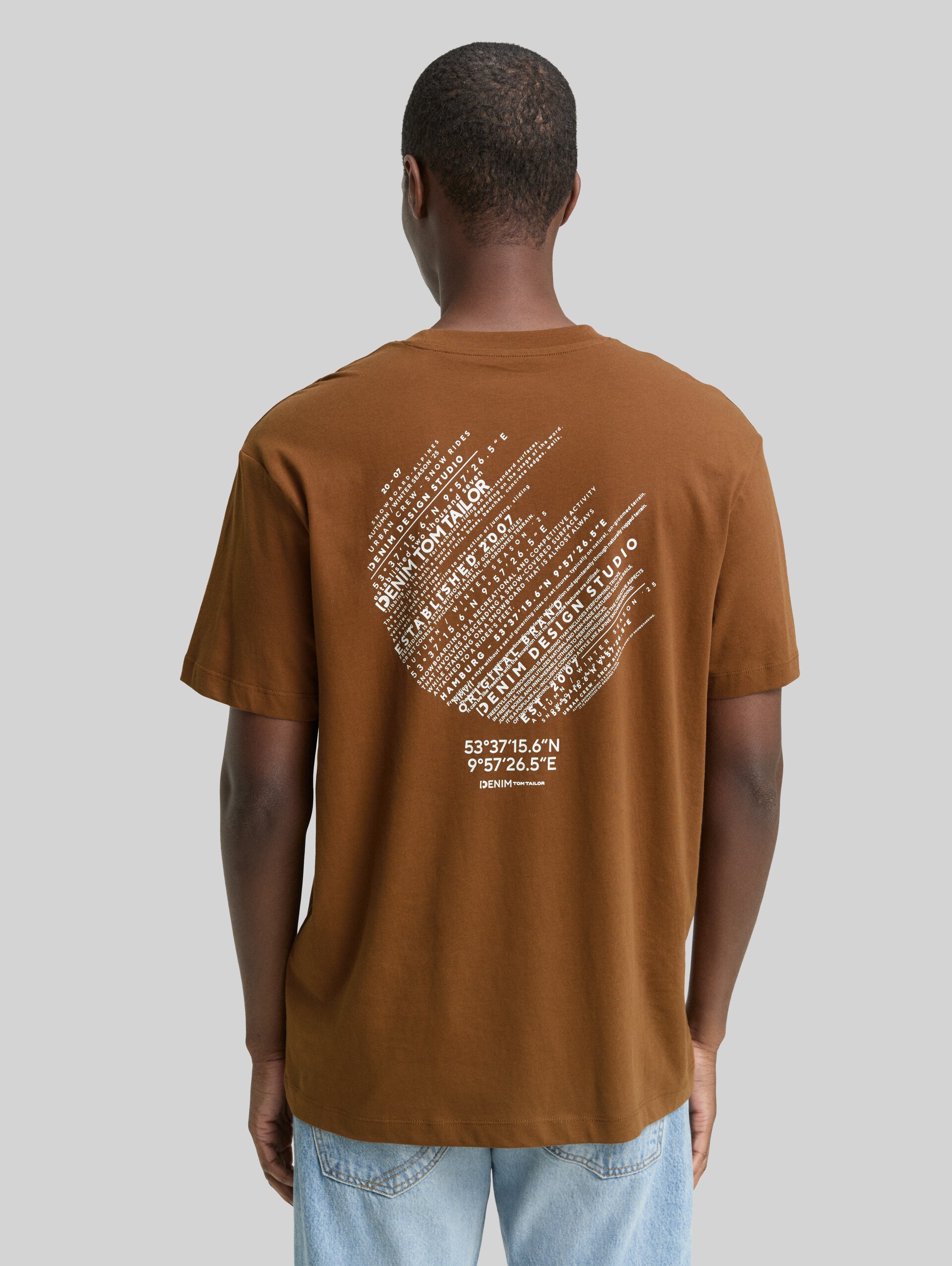 Relaxed fit T-shirt with print - Golden Clay - Neckline model-back view