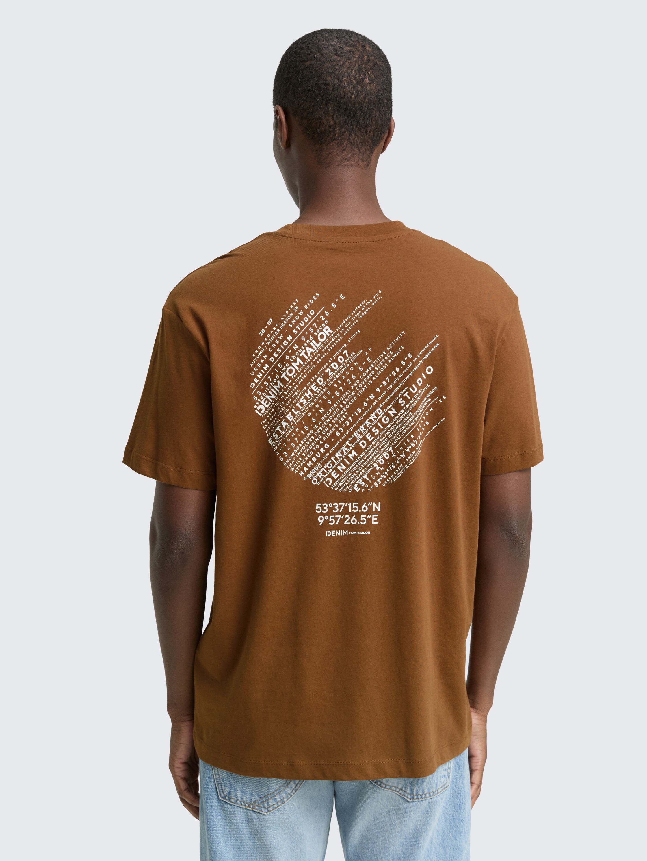 Relaxed Fit T-Shirt mit Print - Golden Clay - Auschnitt Model-Rückansicht