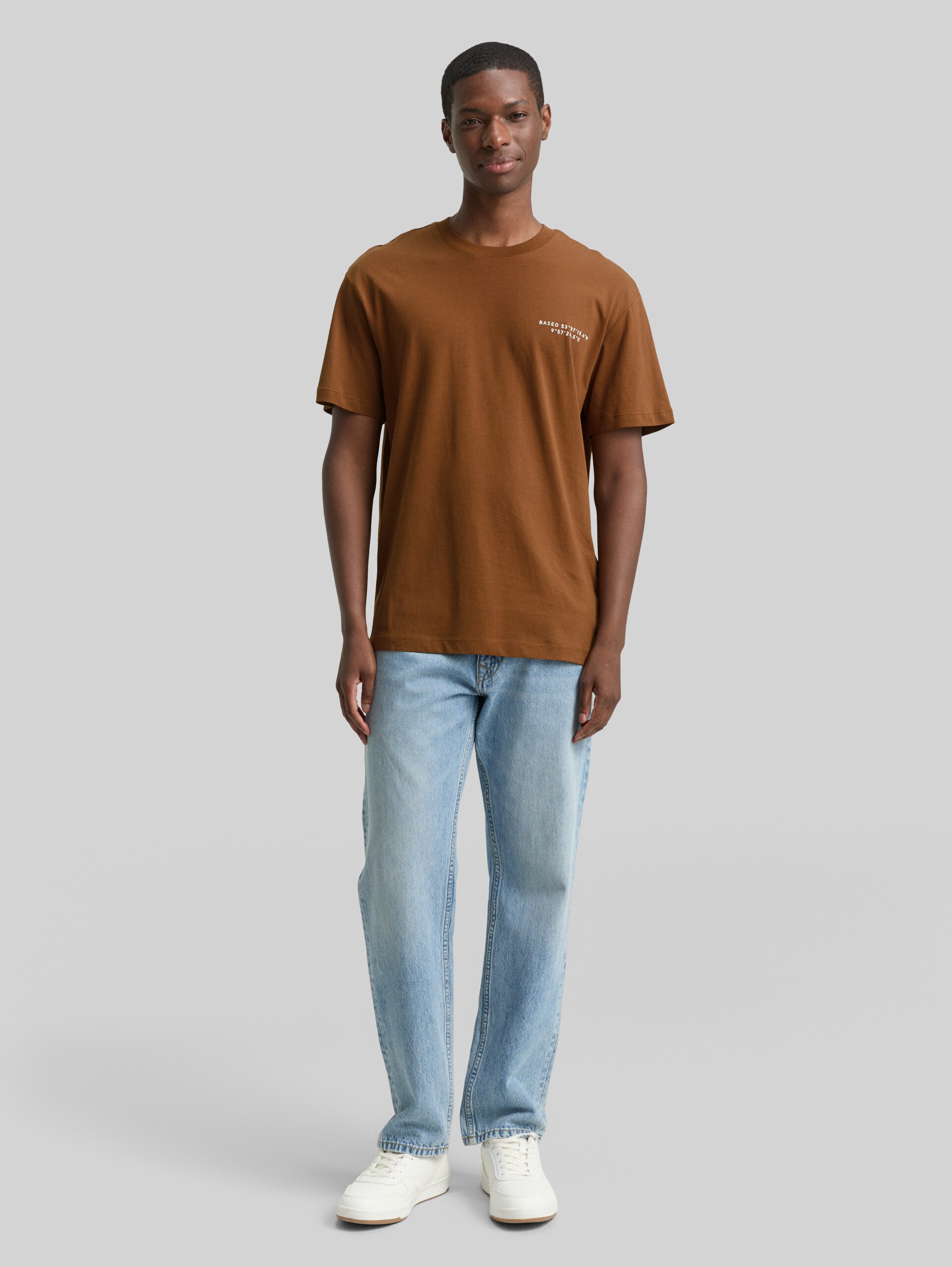 Relaxed fit T-shirt with print - Golden Clay - Model front view