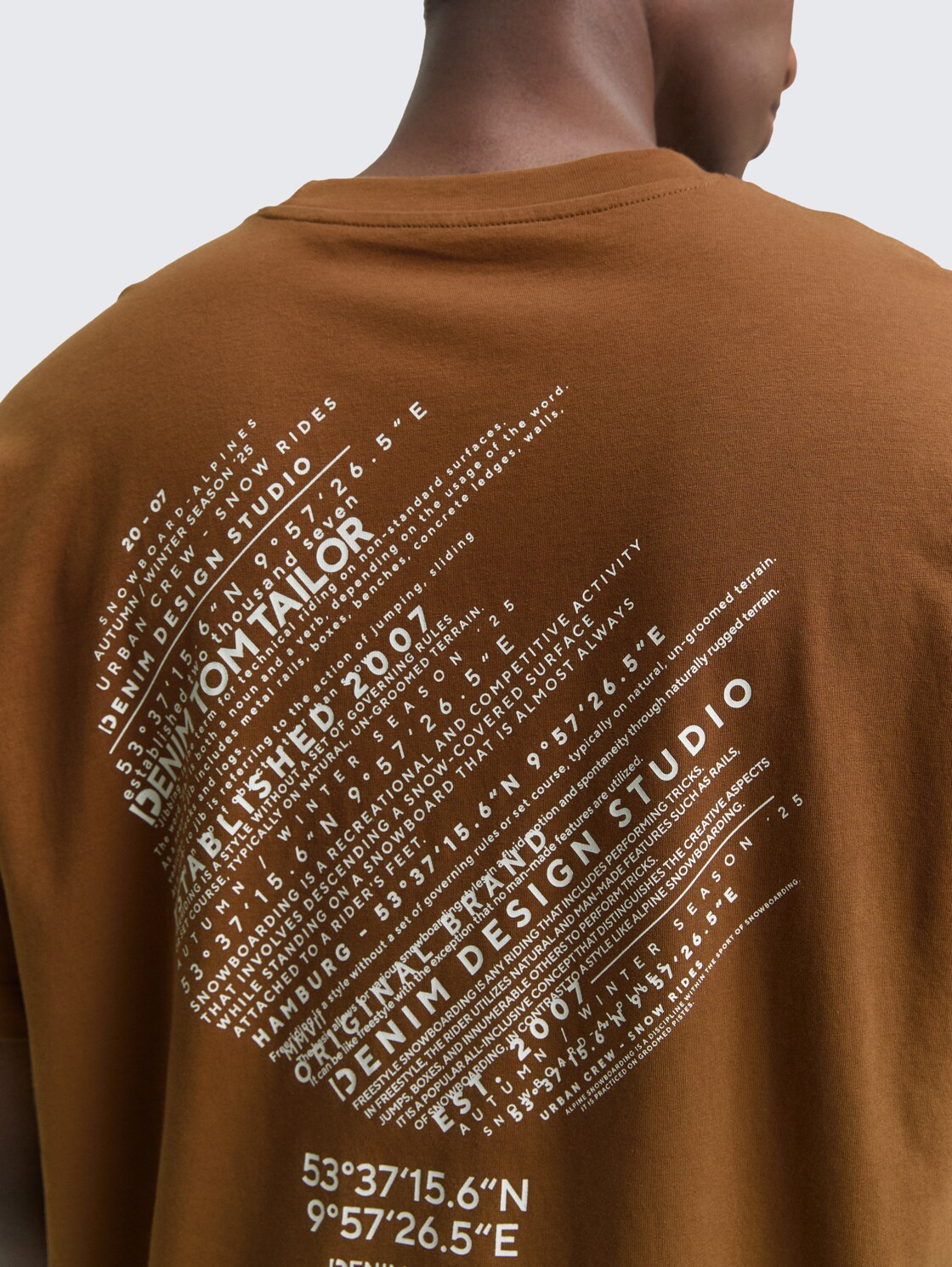 Relaxed Fit T-Shirt mit Print - Golden Clay - Detail-Model-Ansicht