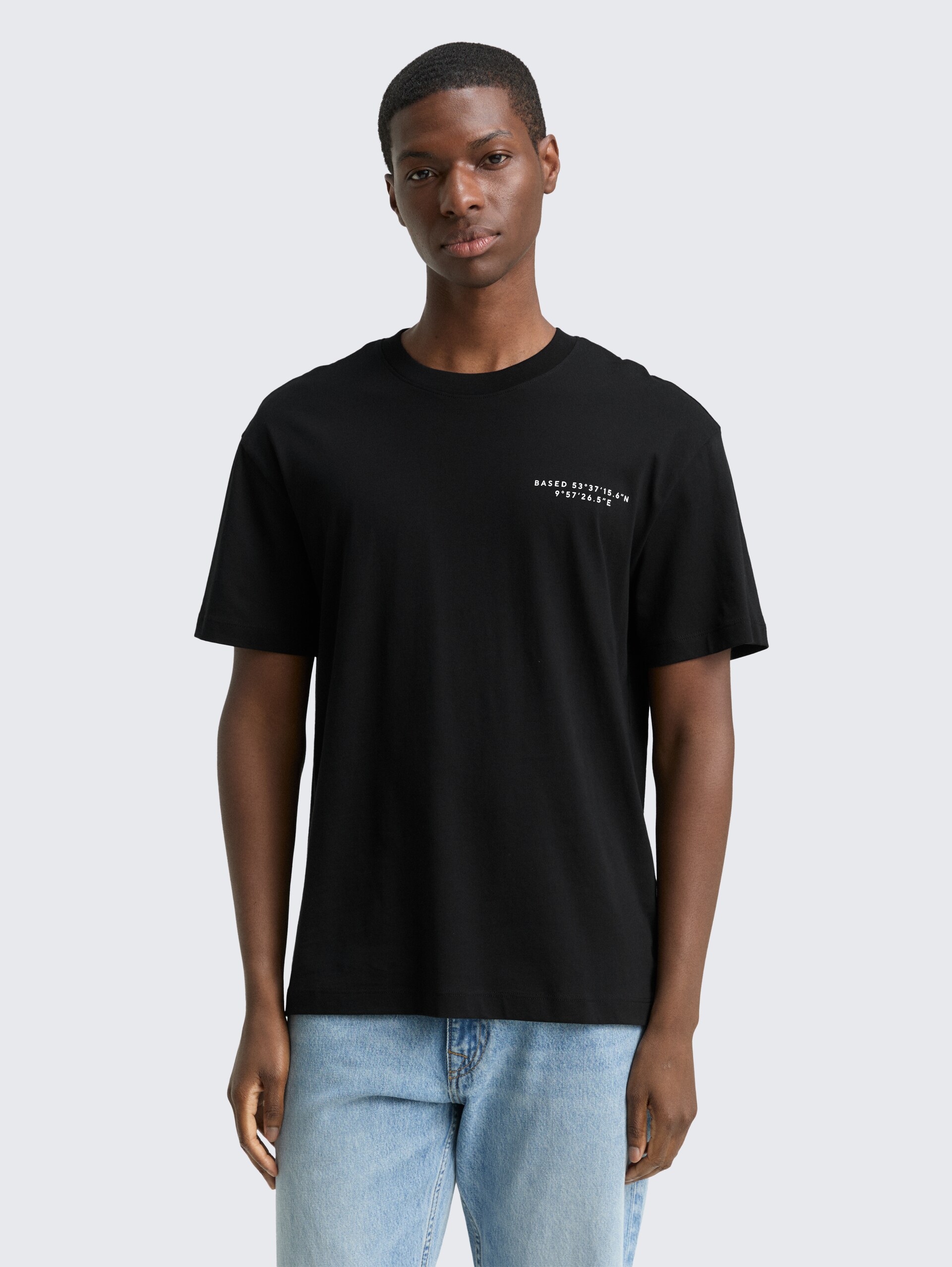 Relaxed Fit T-Shirt mit Print - Black - Ausschnitt Model-Vorderansicht