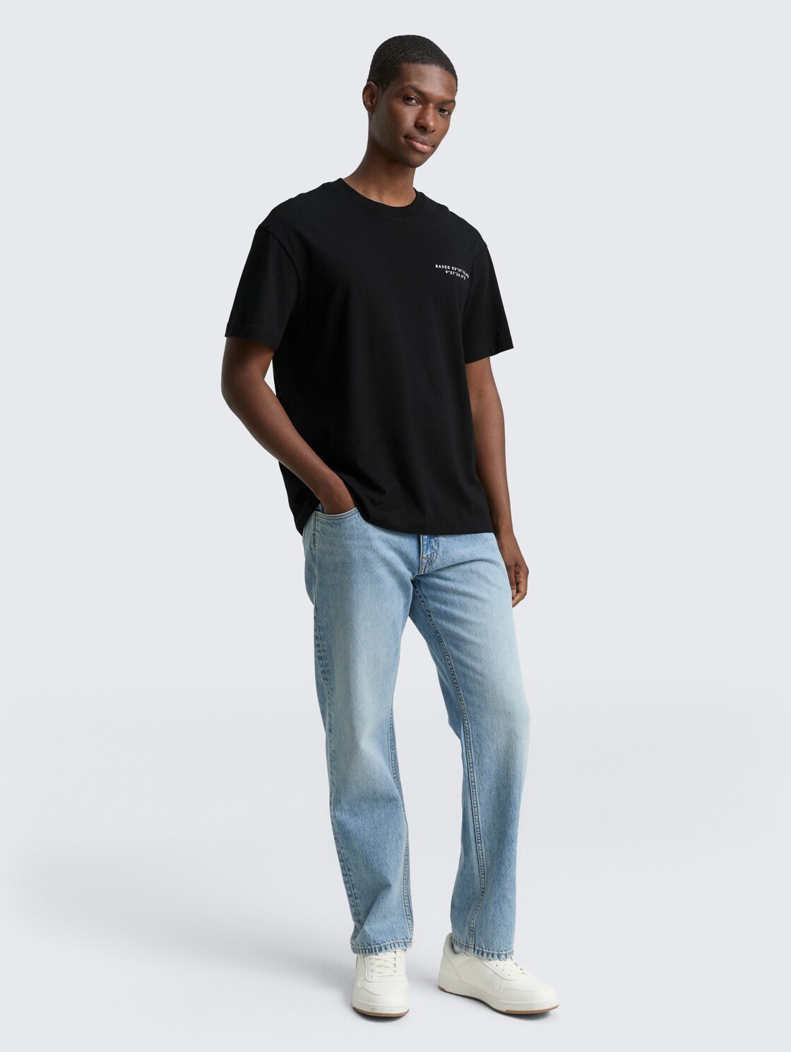 Relaxed Fit T-Shirt mit Print - Black - Model-Vorderansicht