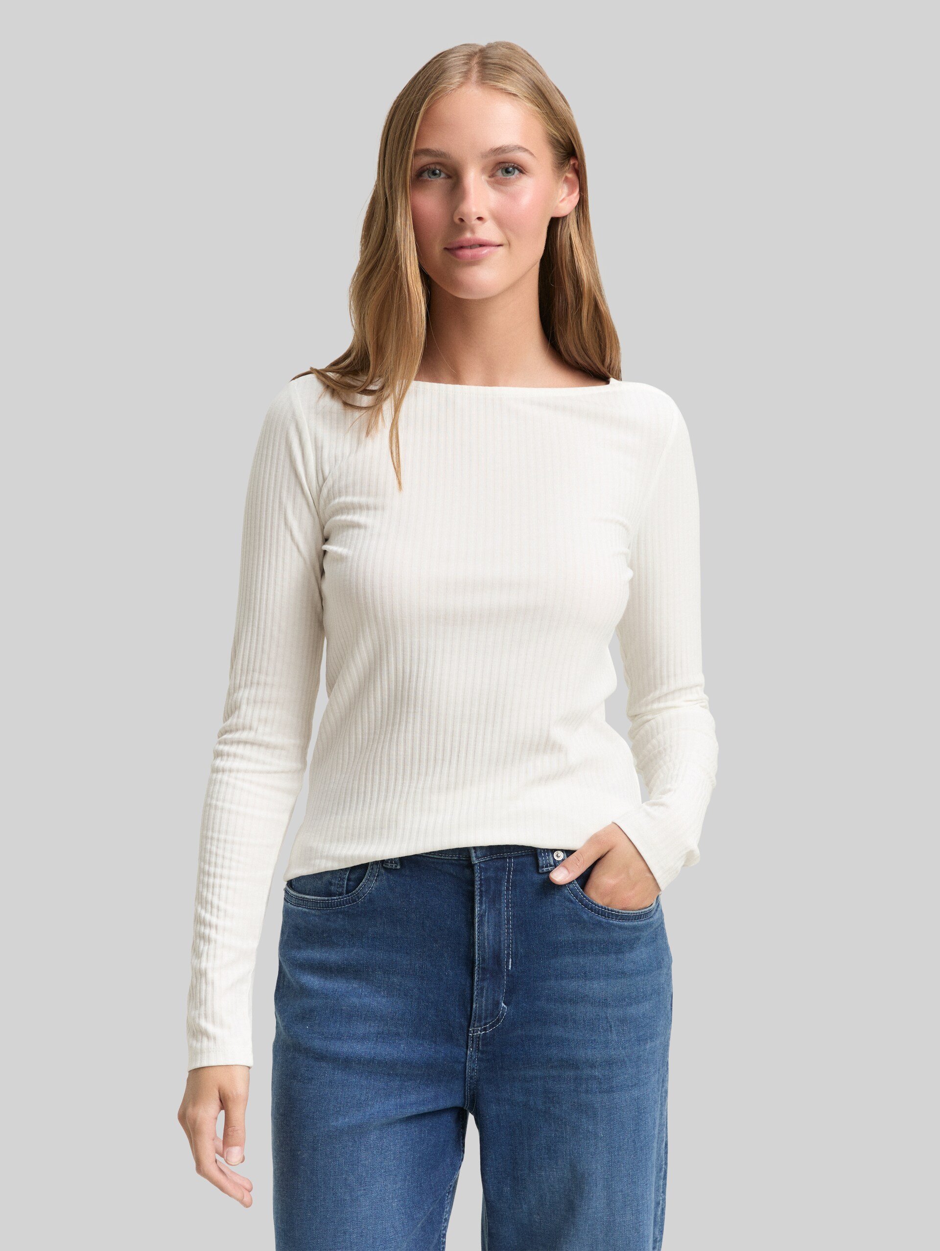 Slim Fit Langarmshirt mit U-Boot-Ausschnitt - off white - Ausschnitt Model-Vorderansicht