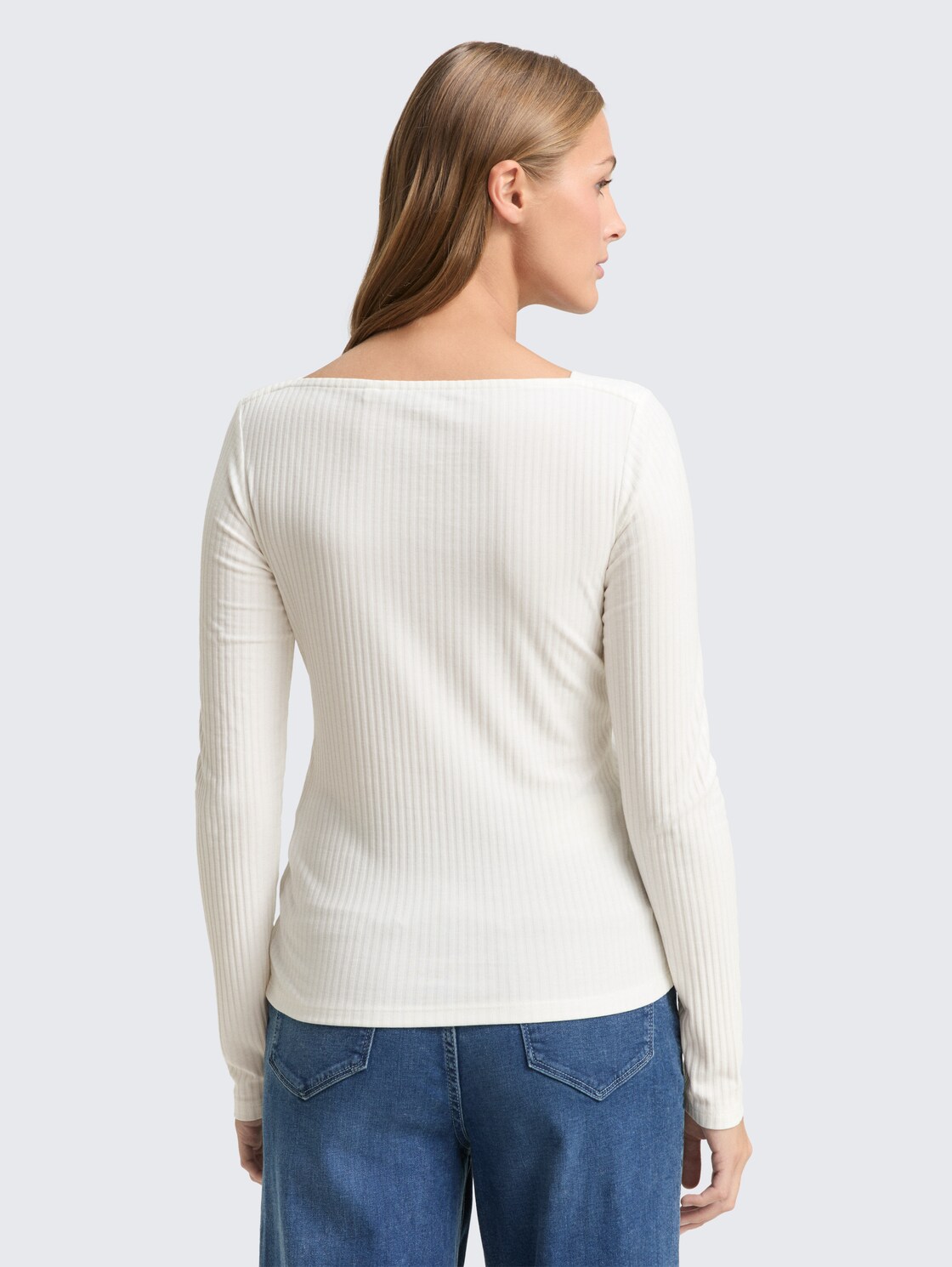 Slim Fit Langarmshirt mit U-Boot-Ausschnitt - off white - Auschnitt Model-Rückansicht