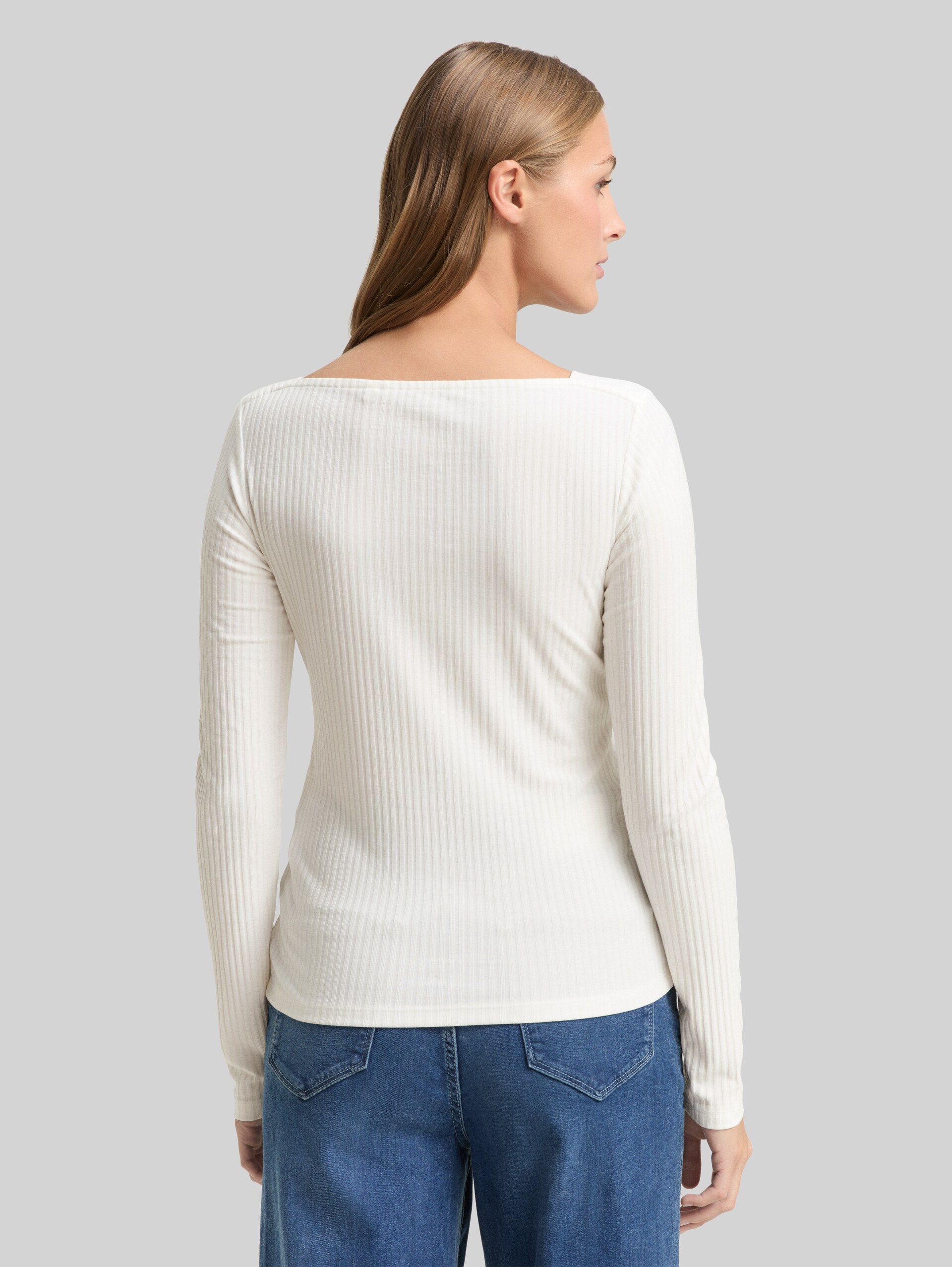 Slim Fit Langarmshirt mit U-Boot-Ausschnitt - off white - Auschnitt Model-Rückansicht