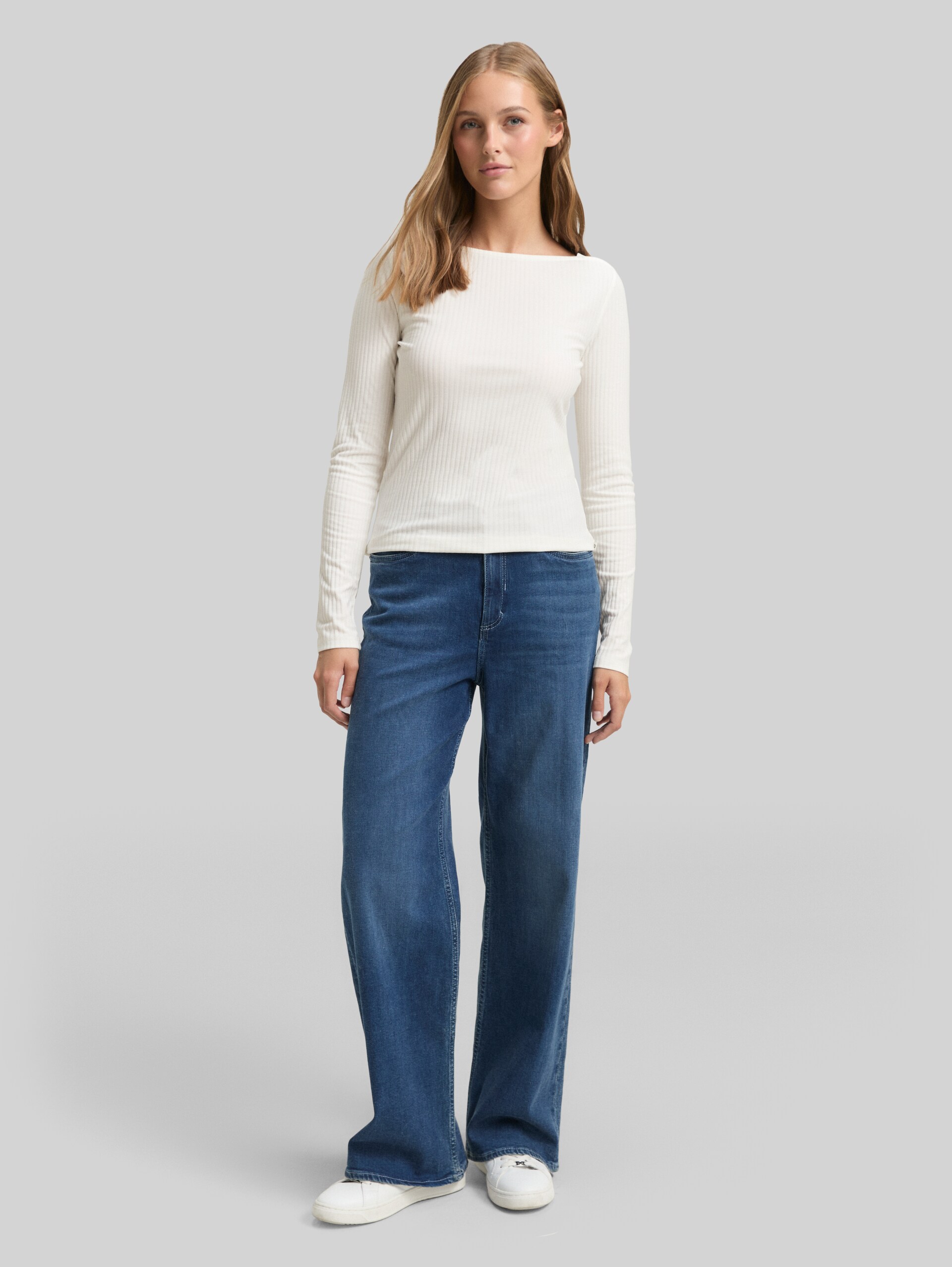 Slim Fit Langarmshirt mit U-Boot-Ausschnitt - off white - Model-Vorderansicht
